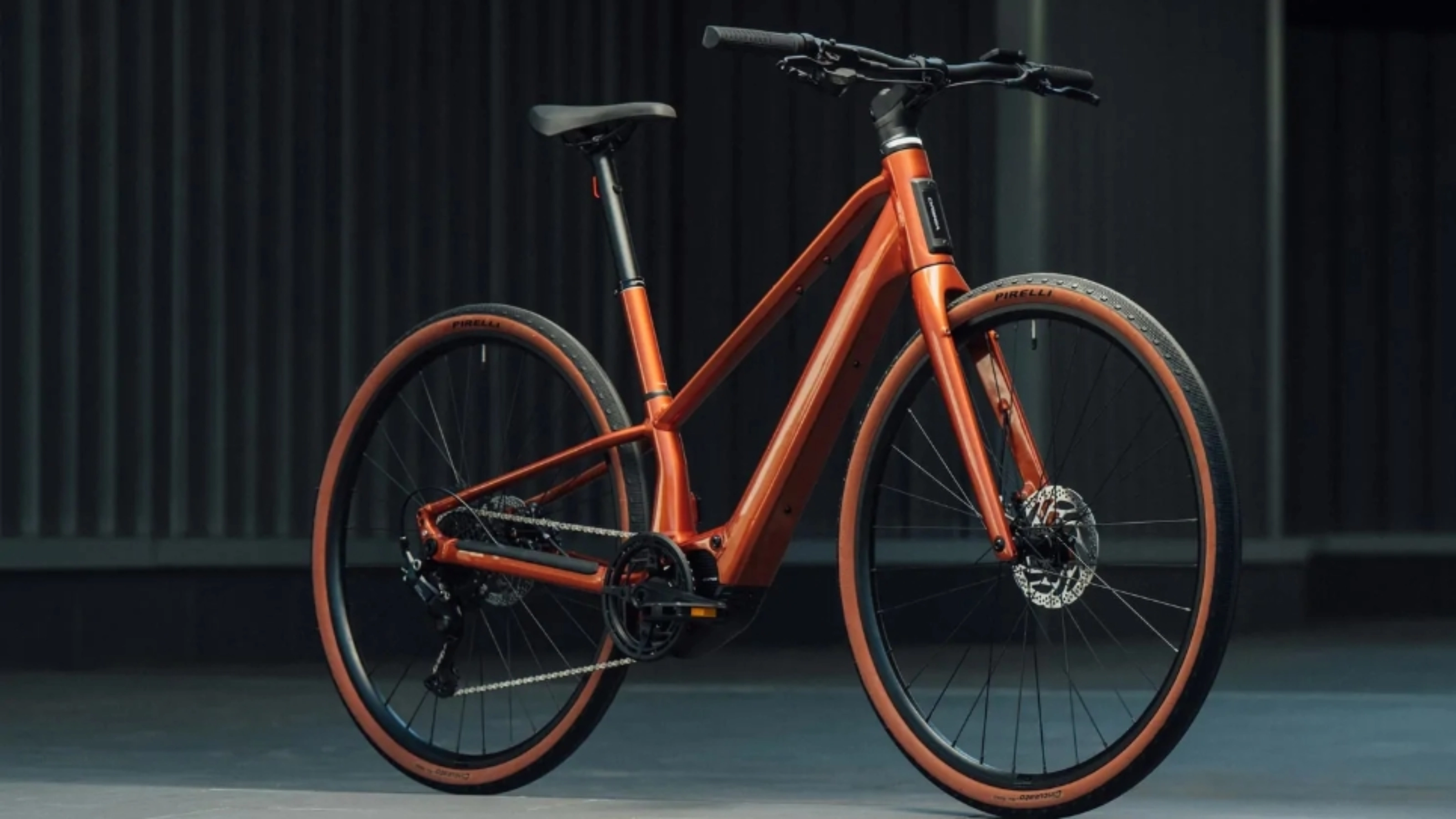 Orbea E-Bike in einer Studioumgebung präsentiert.