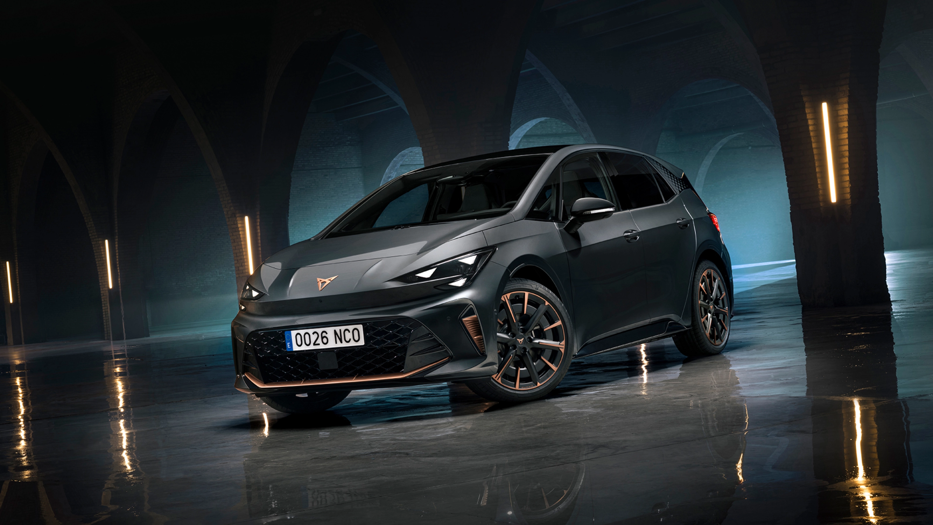 CUPRA Elektroauto steht in einer dunklen Halle mit Bögen und spiegelndem Boden.