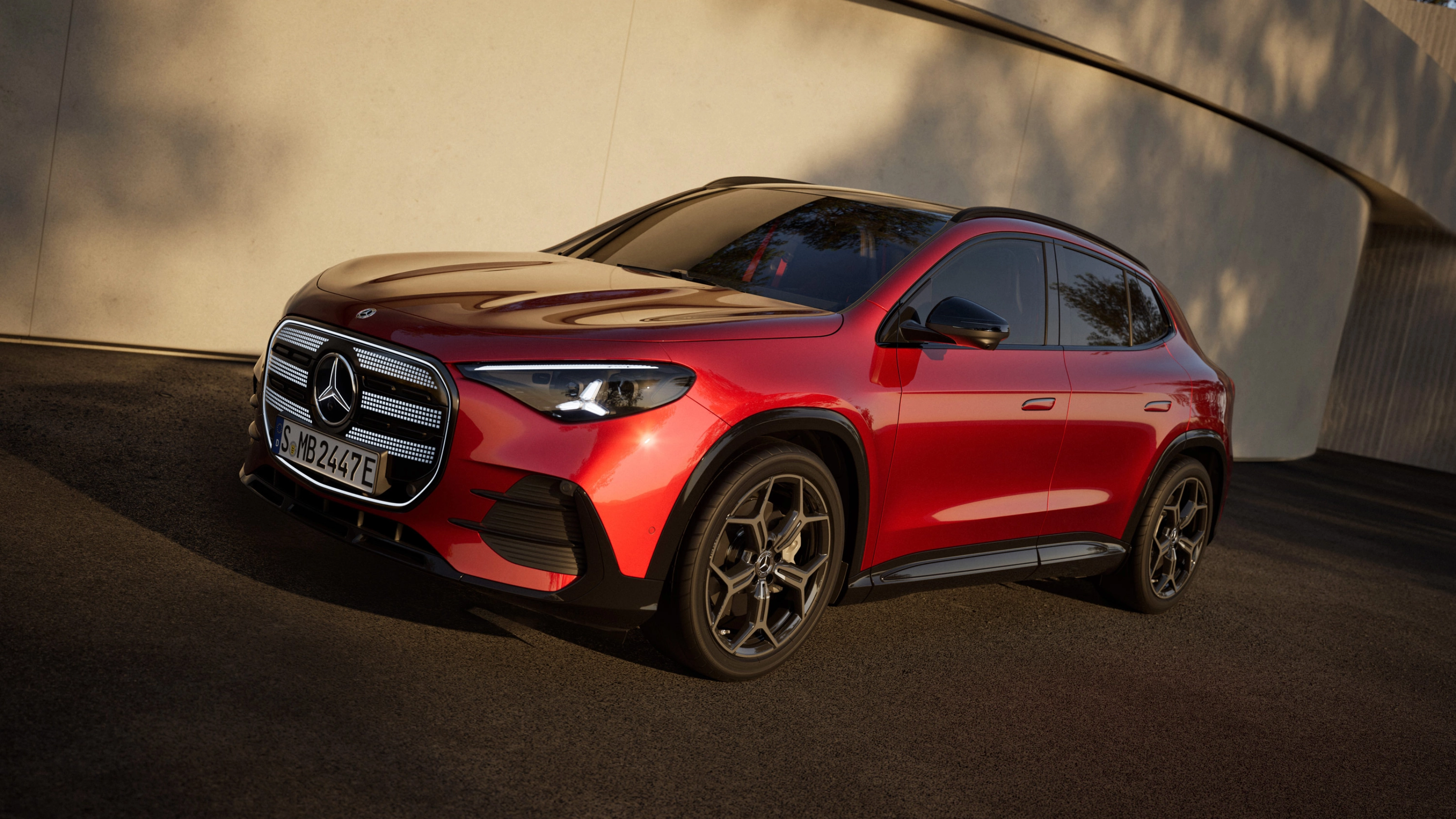 Roter Mercedes-Benz SUV neben einem Gebäude