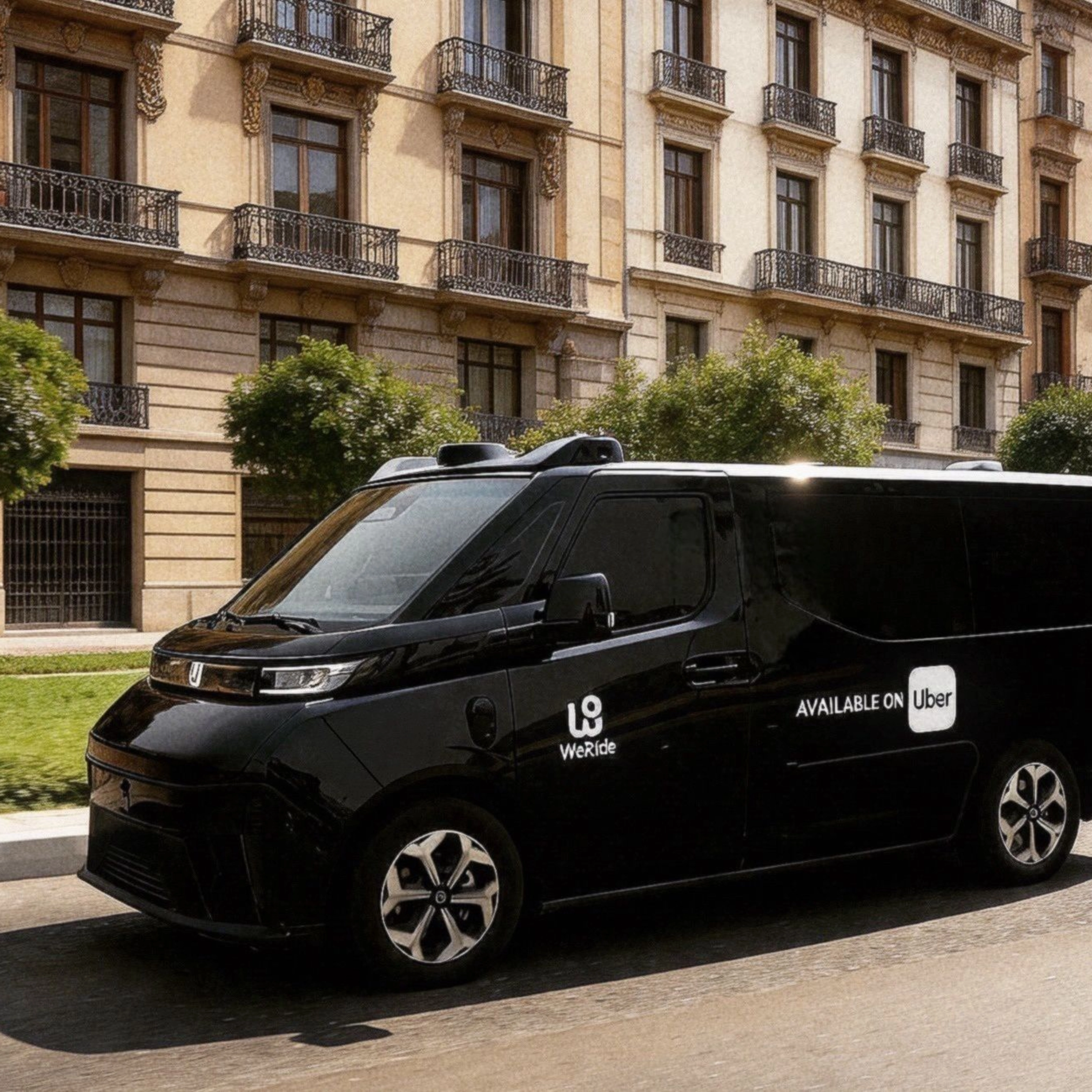 Schwarzer WeRide Van, verfügbar über Uber, fährt durch eine Stadtstraße.