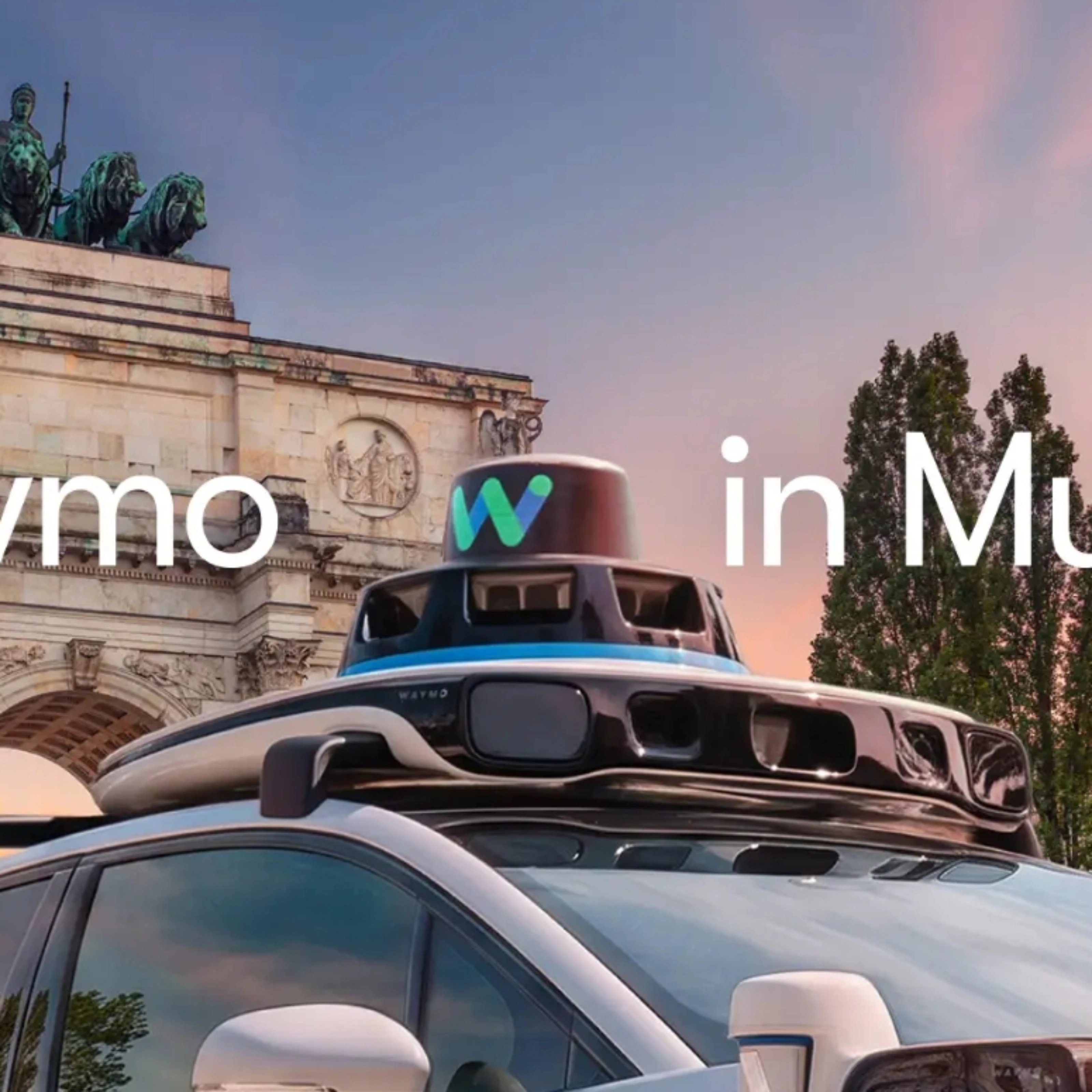 Autonomes Waymo Fahrzeug mit Dachsensoren vor einem Münchner Wahrzeichen.