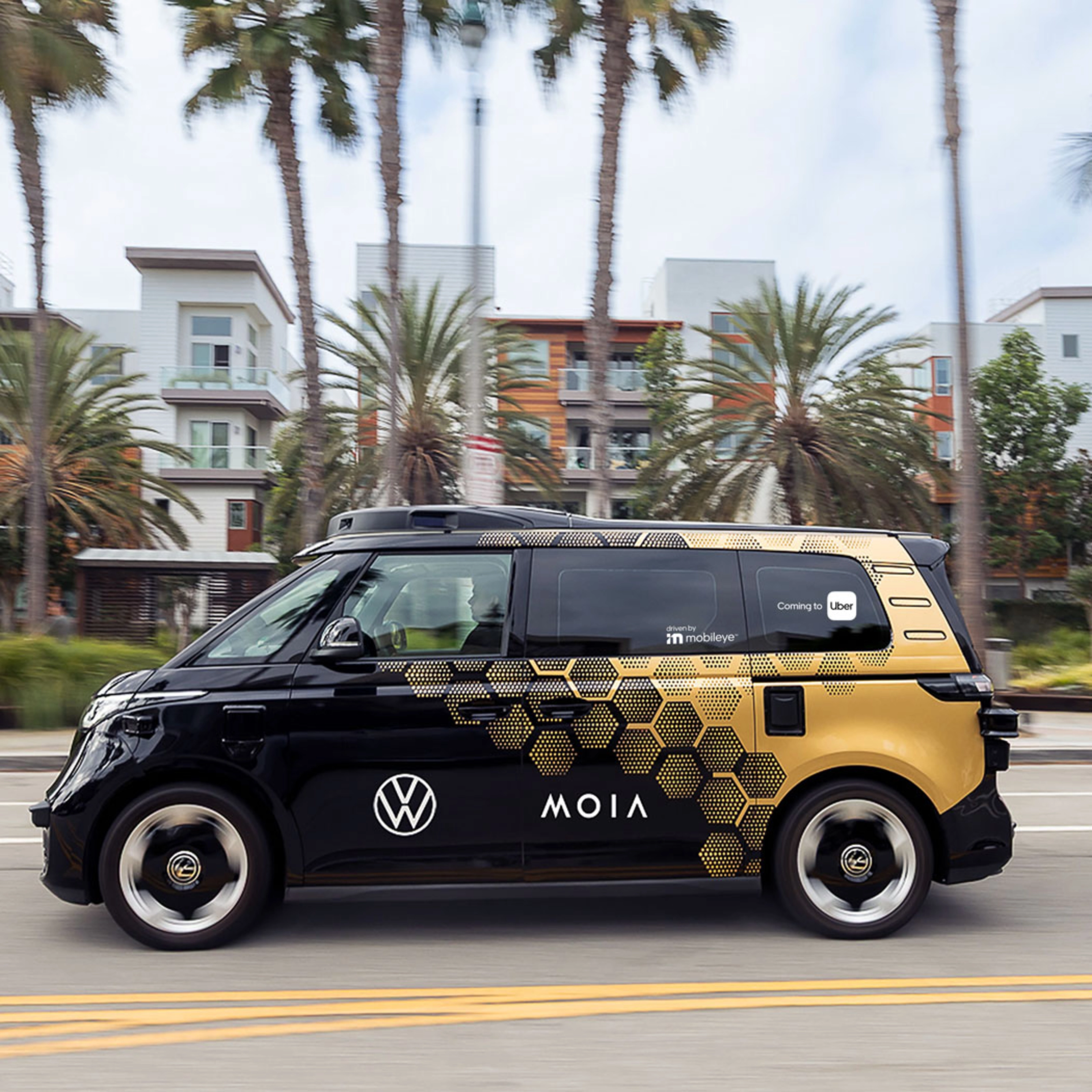 MOIA Elektro Shuttle fährt auf einer Straße mit Palmen