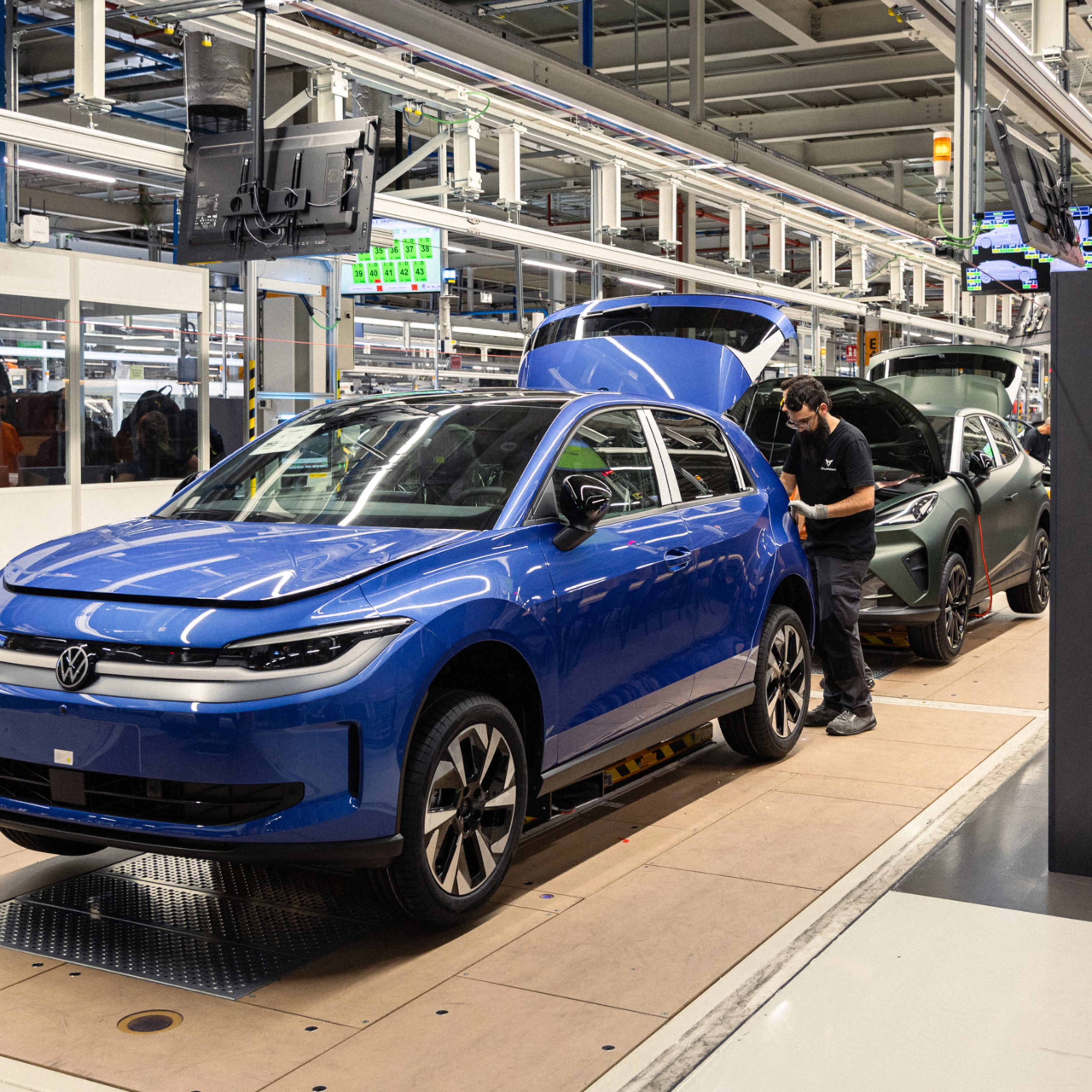 Volkswagen Fahrzeuge in automatisierter Fertigung im Werk.