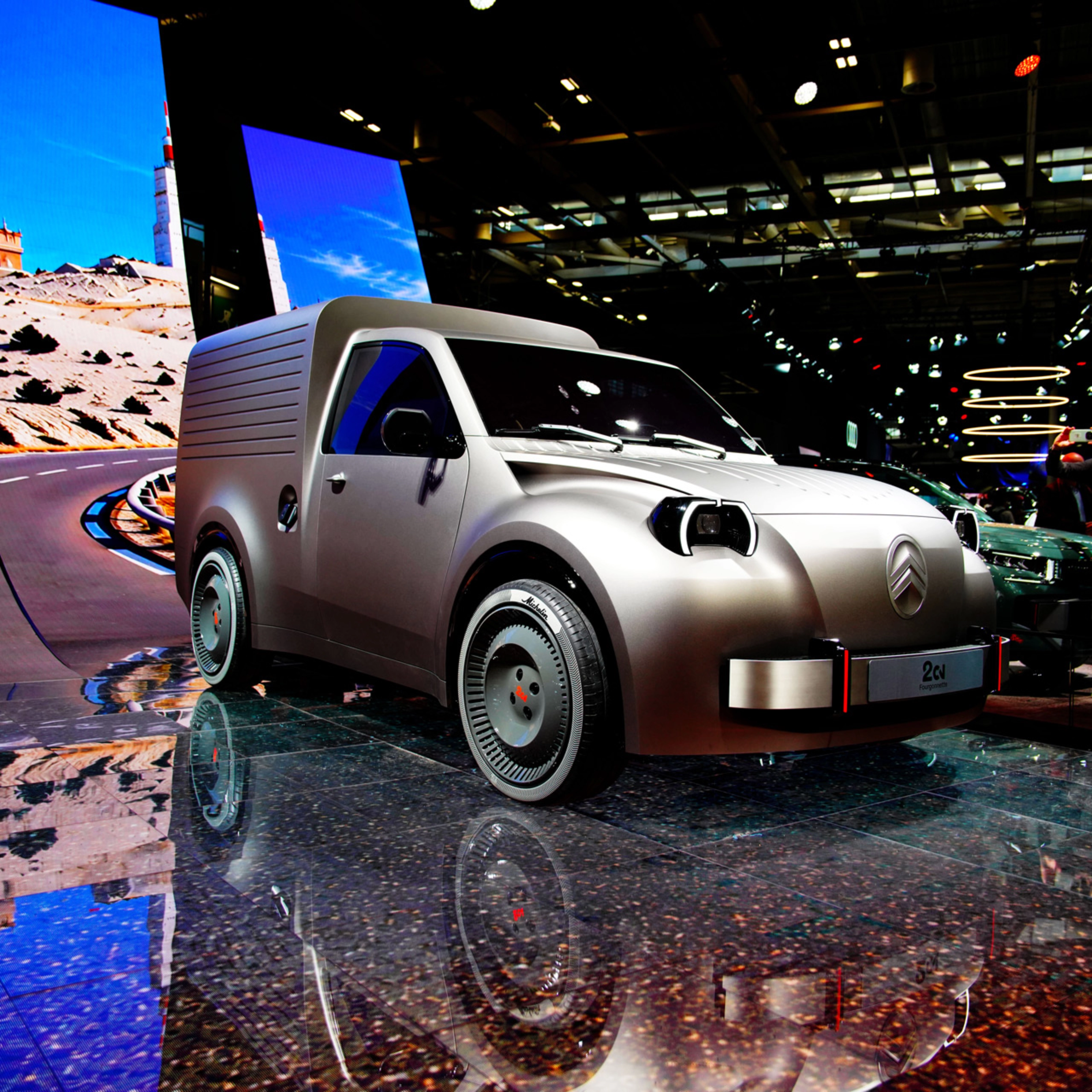 Citroën-Konzeptauto auf dem Pariser Autosalon mit Besuchern und einer Wüstenkulisse.