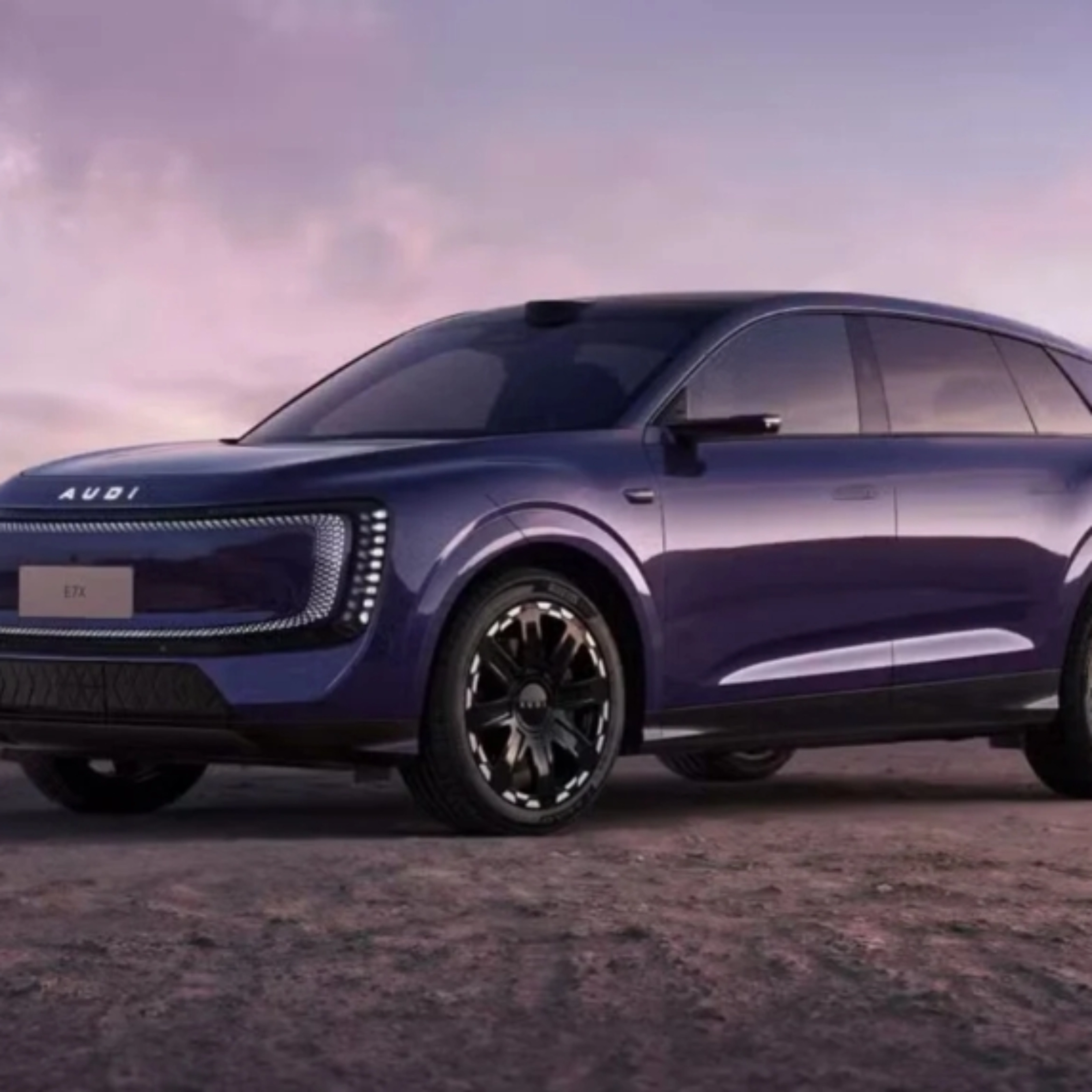 Violetter AUDI-SUV steht vor einer Küstenlandschaft.