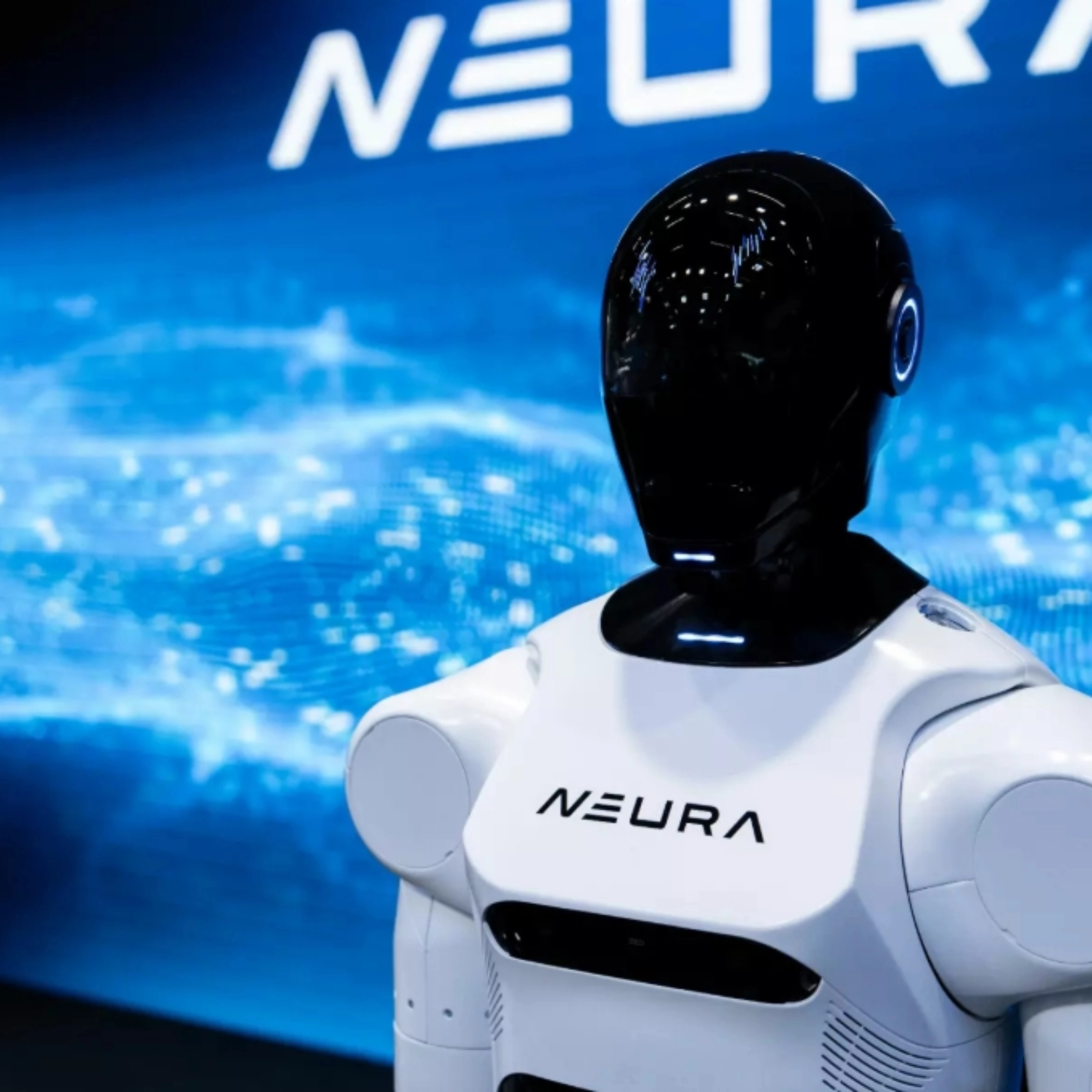 Humanoider Roboter mit schwarzem Kopf und weißem Körper vor NEURA-Logo und digitalem Hintergrund.