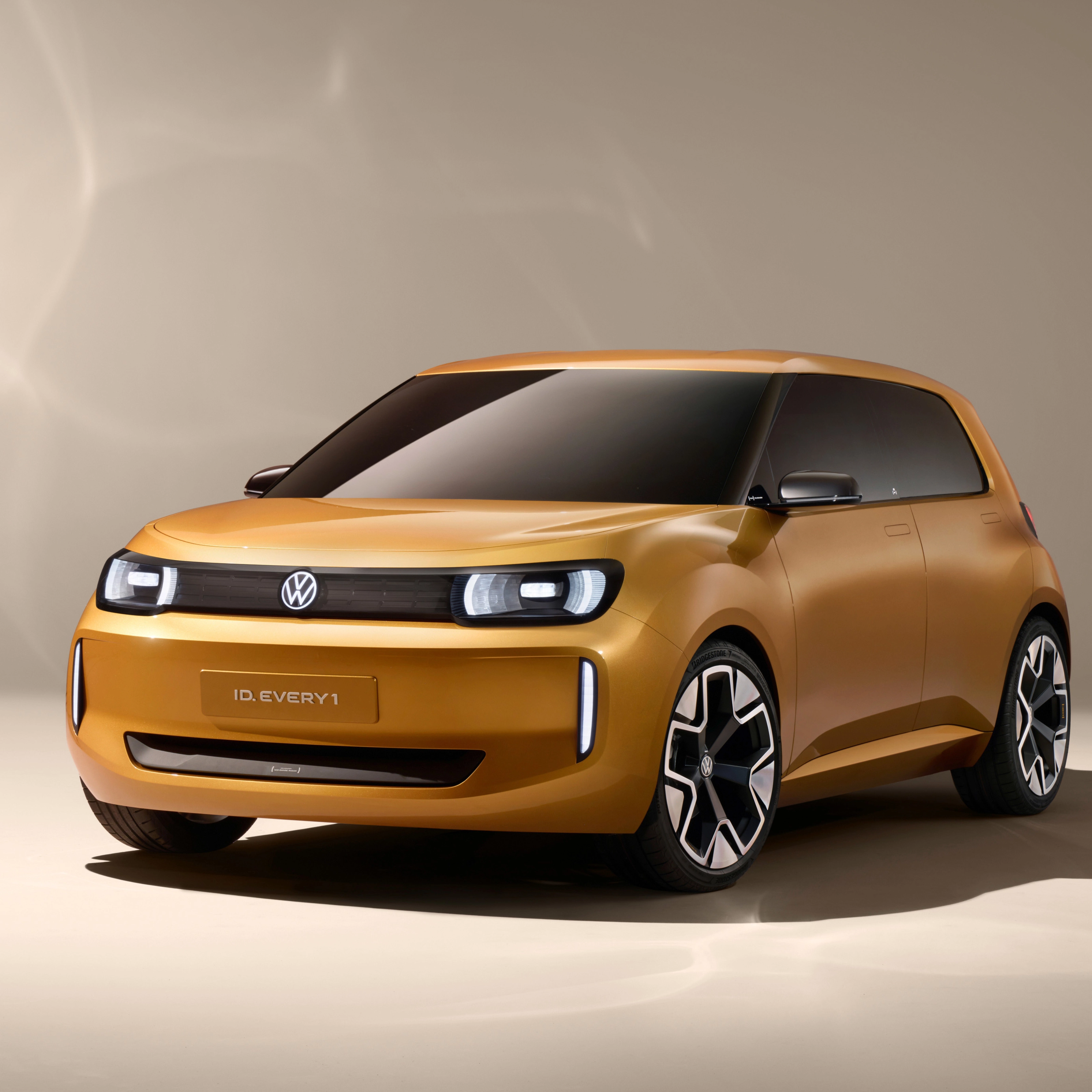 Volkswagen ID.2 Konzeptfahrzeug in Gelb, von vorn links im Studio gezeigt.