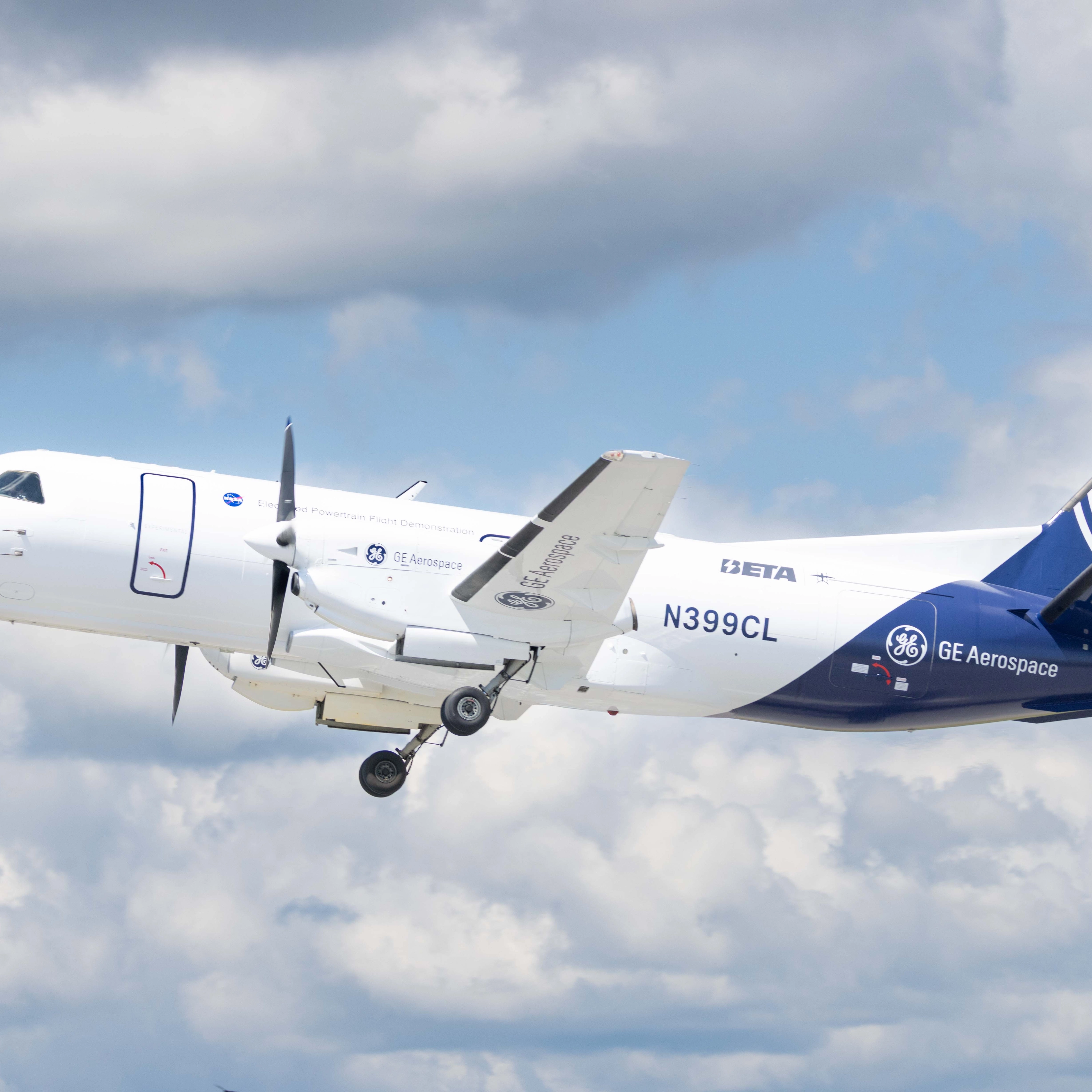 Elektroflugzeug von GE Aerospace im Flug mit ausgefahrenem Fahrwerk