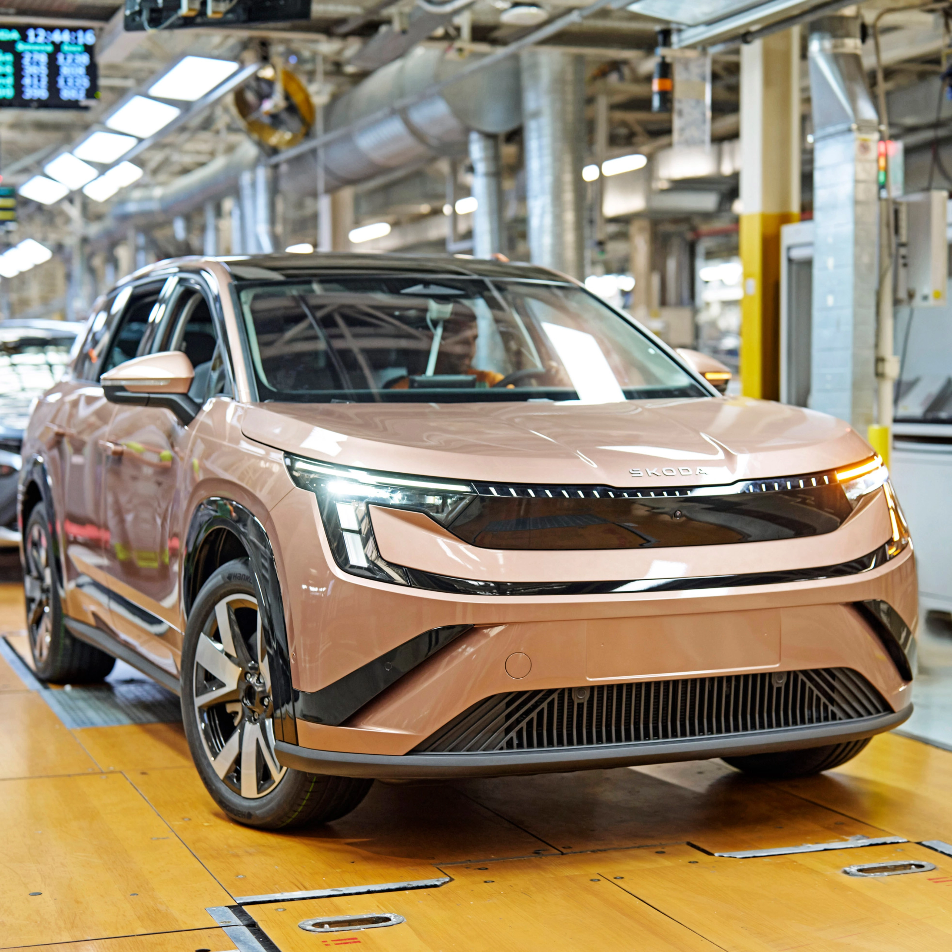 Škoda-Fahrzeuge auf einer Produktionslinie in einer Autofabrik.