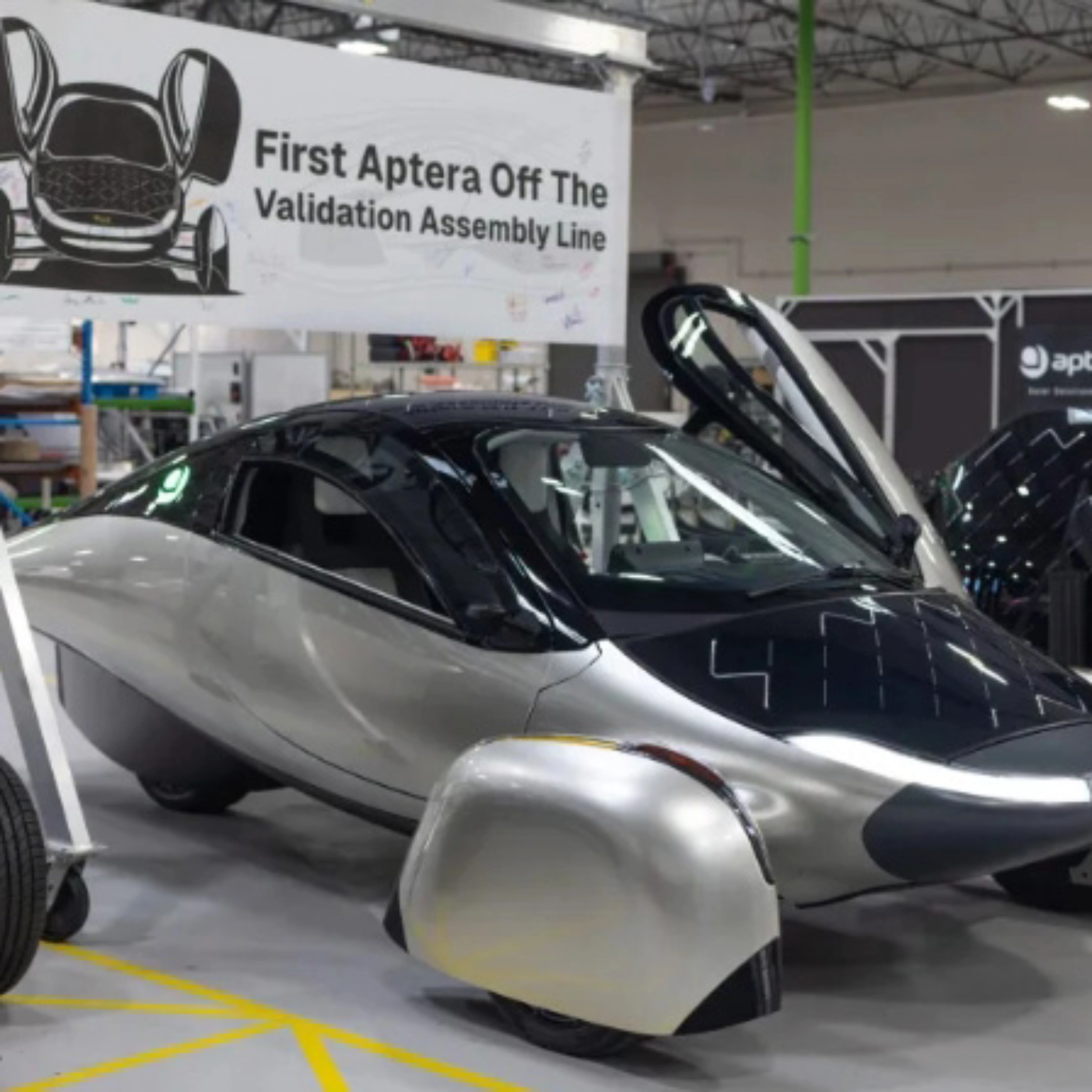 Aptera Solar-Elektrofahrzeug auf einer Montagelinie in einer Fabrik.