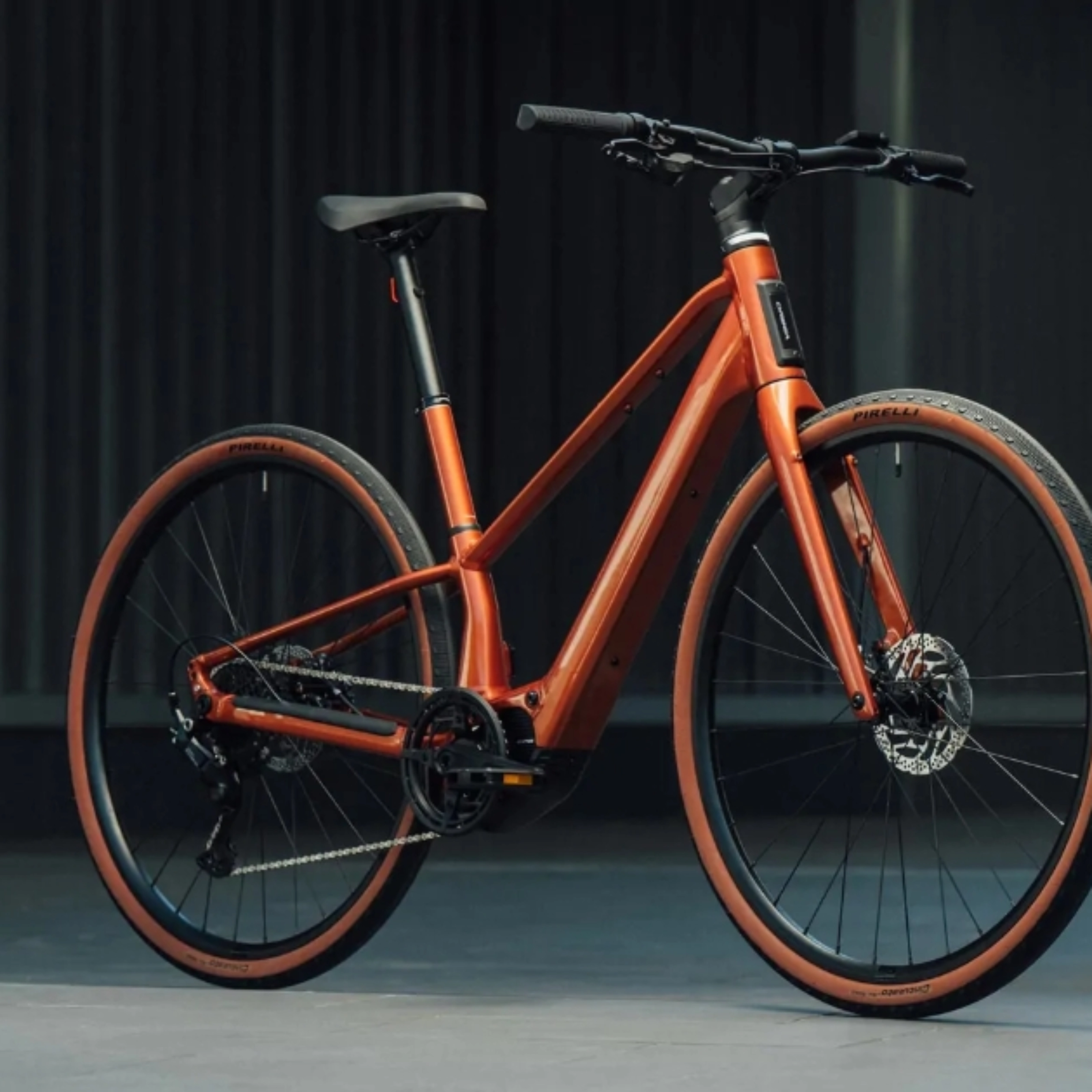 Orbea E-Bike in einer Studioumgebung präsentiert.