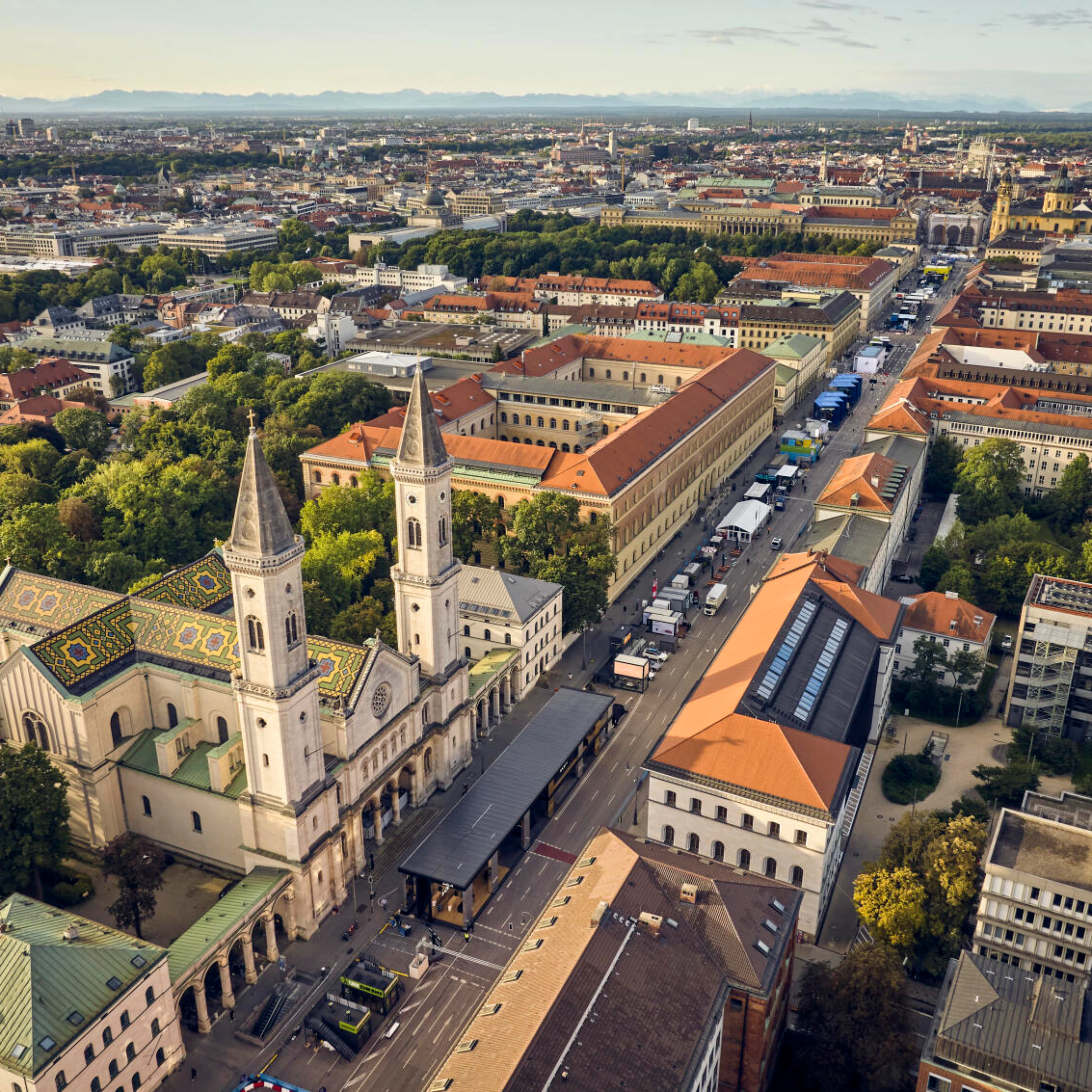 Luftaufnahme einer Stadt mit einer großen Kirche und einer langen Hauptstraße.