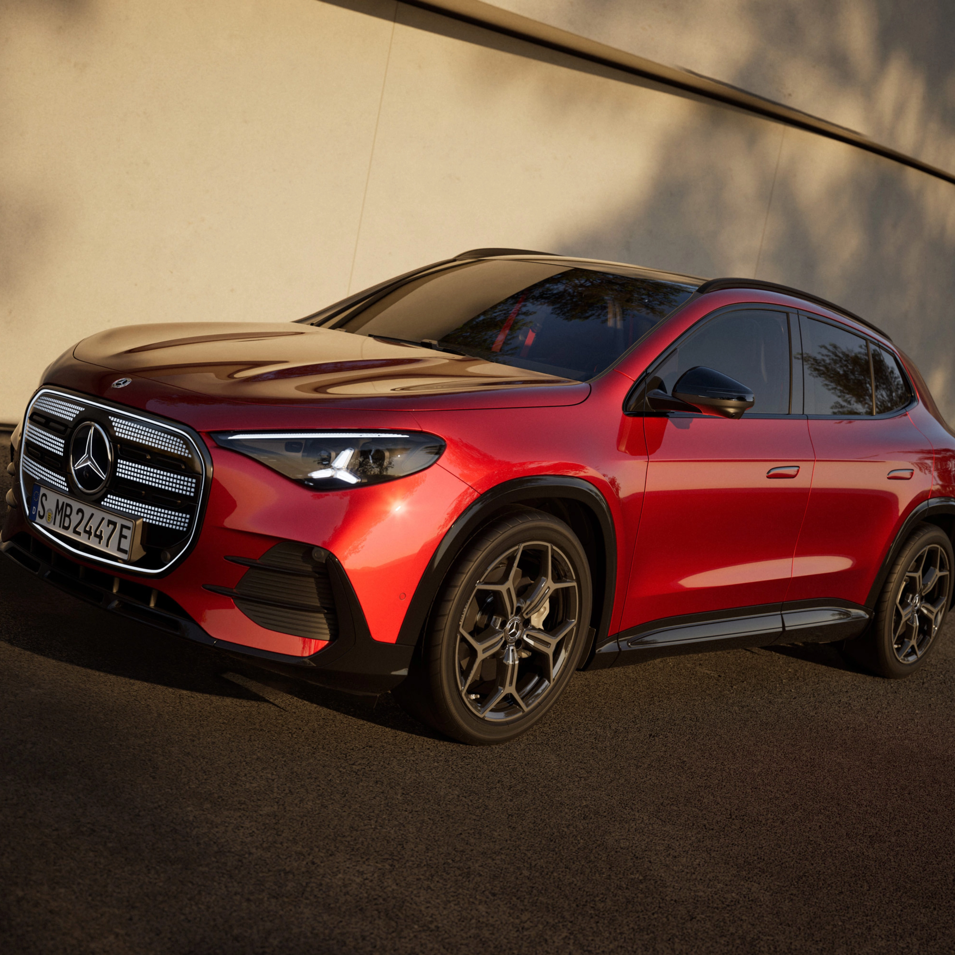 Roter Mercedes-Benz SUV neben einem Gebäude