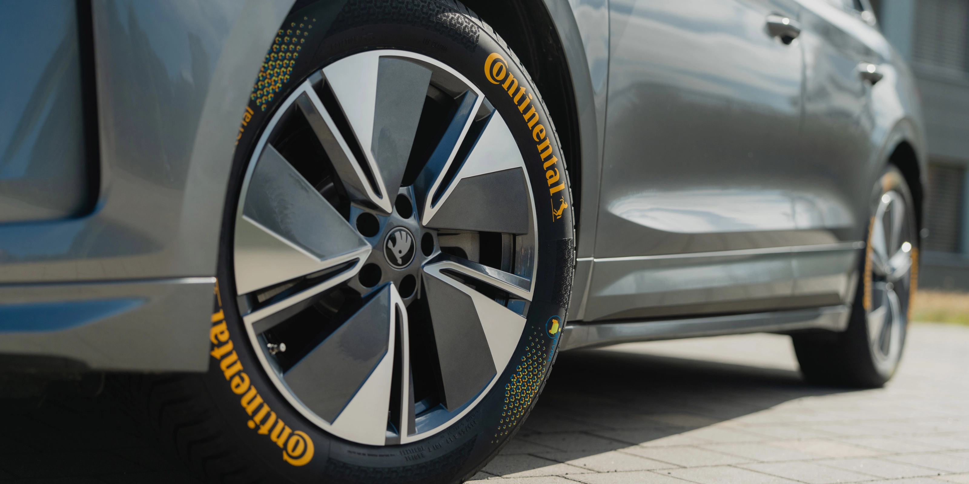 Continental Reifen mit farbigen Markierungen an einem Auto.