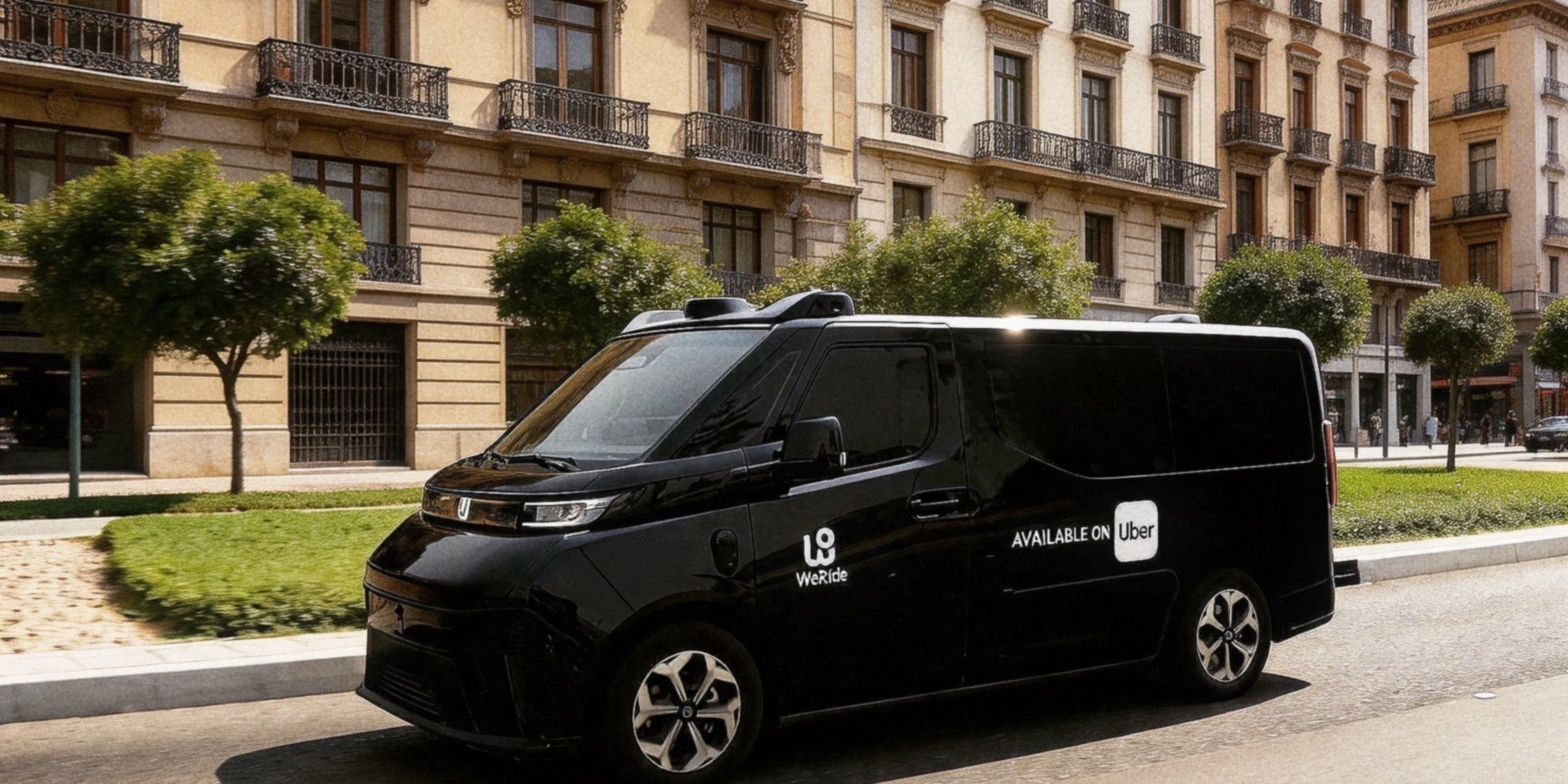 Schwarzer WeRide Van, verfügbar über Uber, fährt durch eine Stadtstraße.