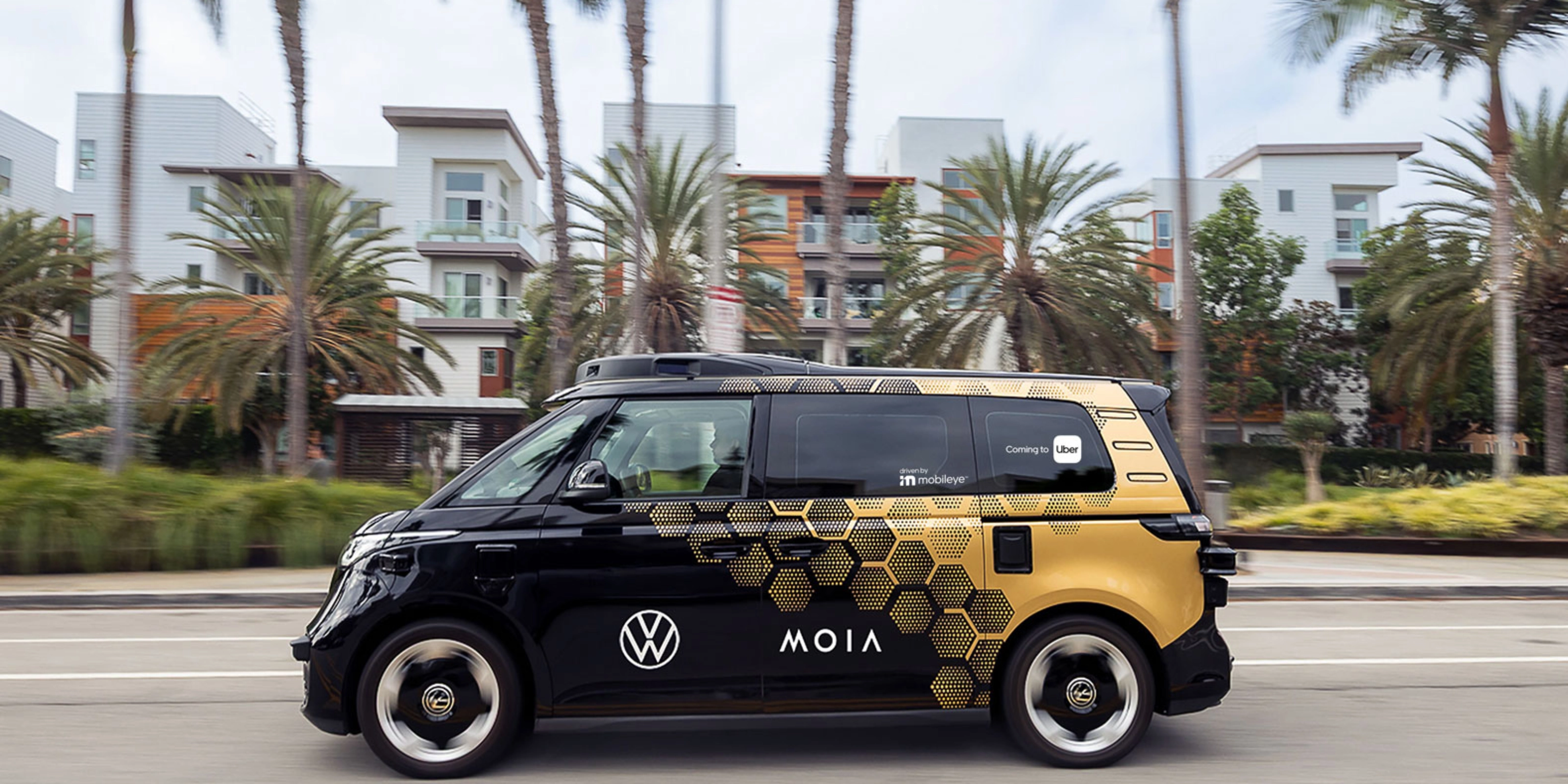 MOIA Elektro Shuttle fährt auf einer Straße mit Palmen