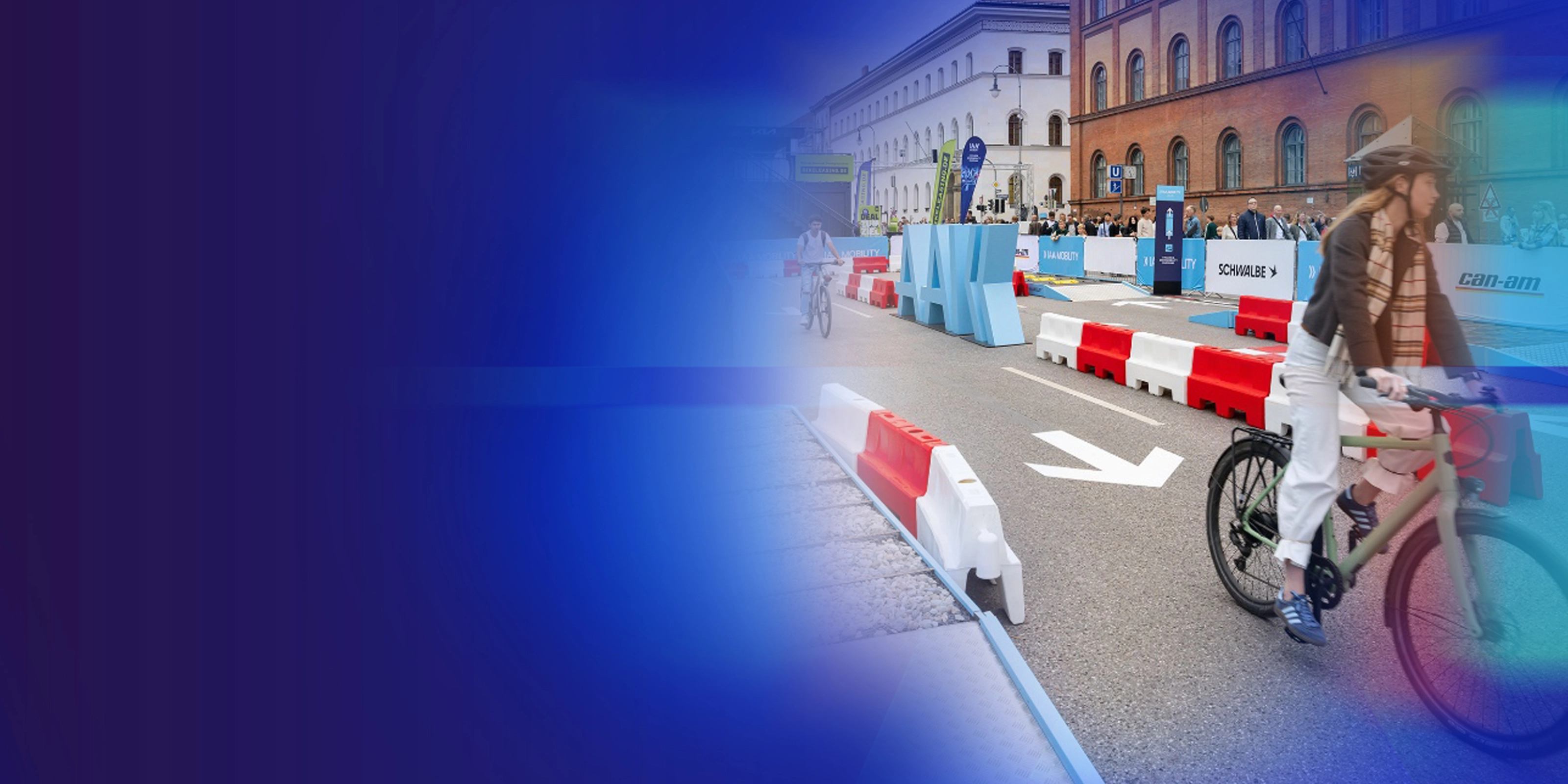 Werbebanner mit Radfahrer auf einem Testparcours im Freien.