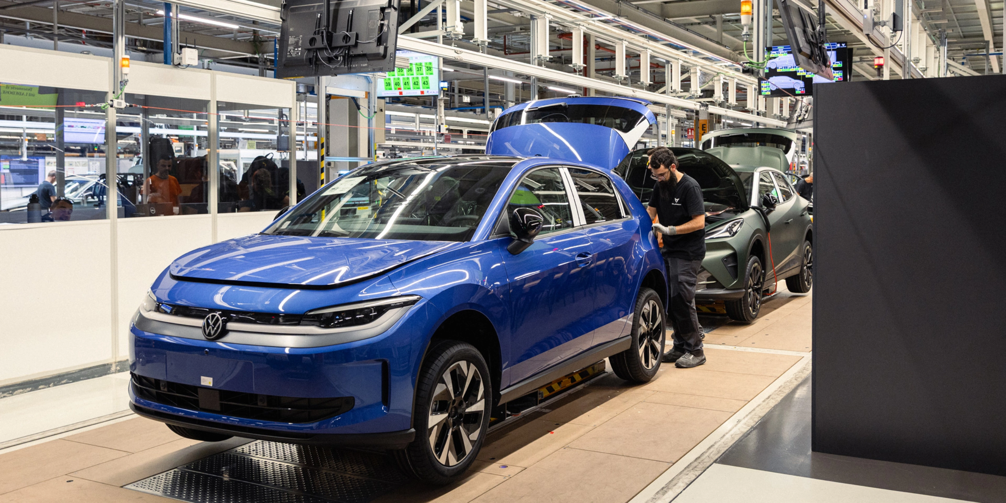 Volkswagen Fahrzeuge in automatisierter Fertigung im Werk.