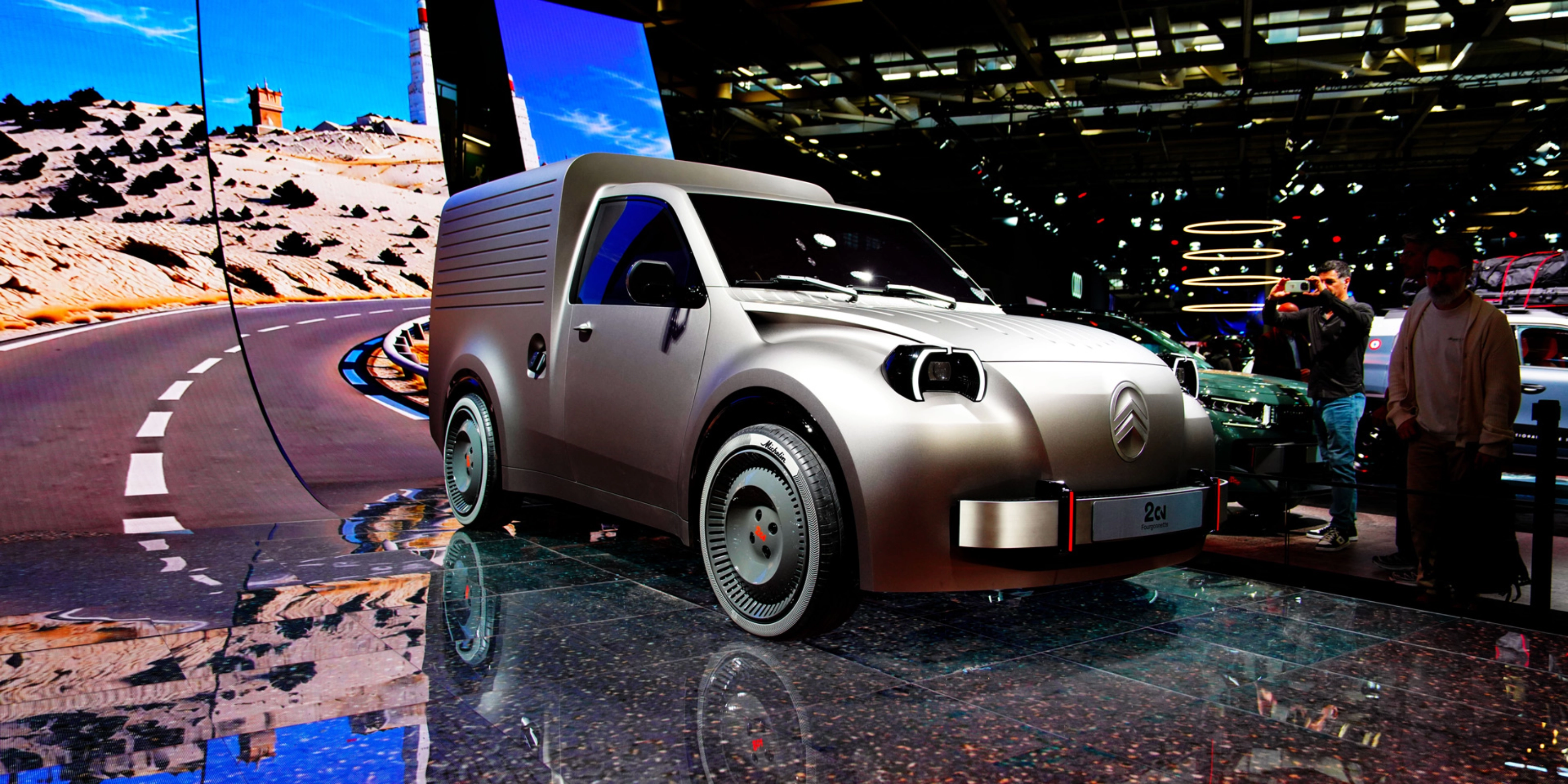 Citroën-Konzeptauto auf dem Pariser Autosalon mit Besuchern und einer Wüstenkulisse.
