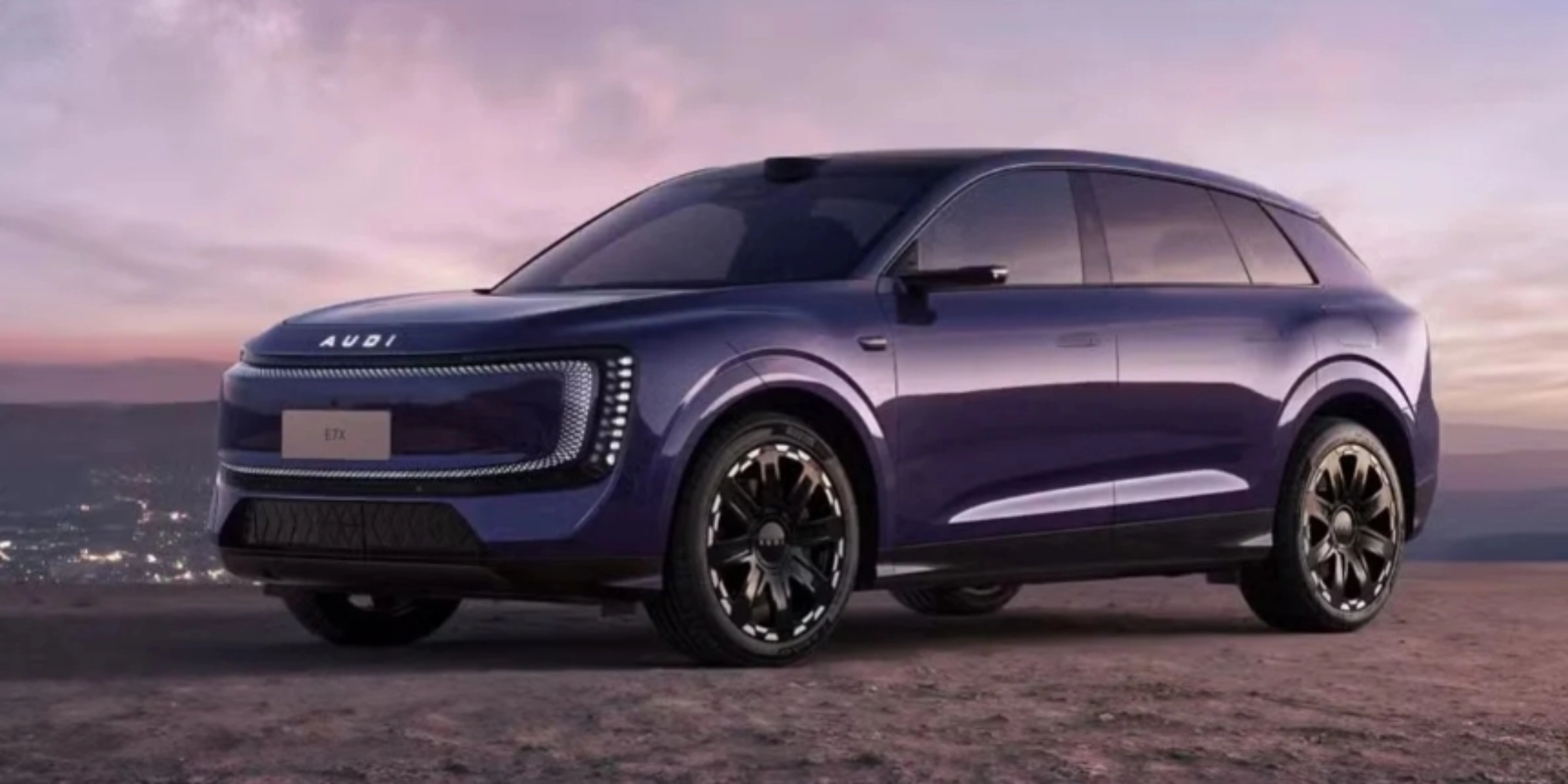 Violetter AUDI-SUV steht vor einer Küstenlandschaft.