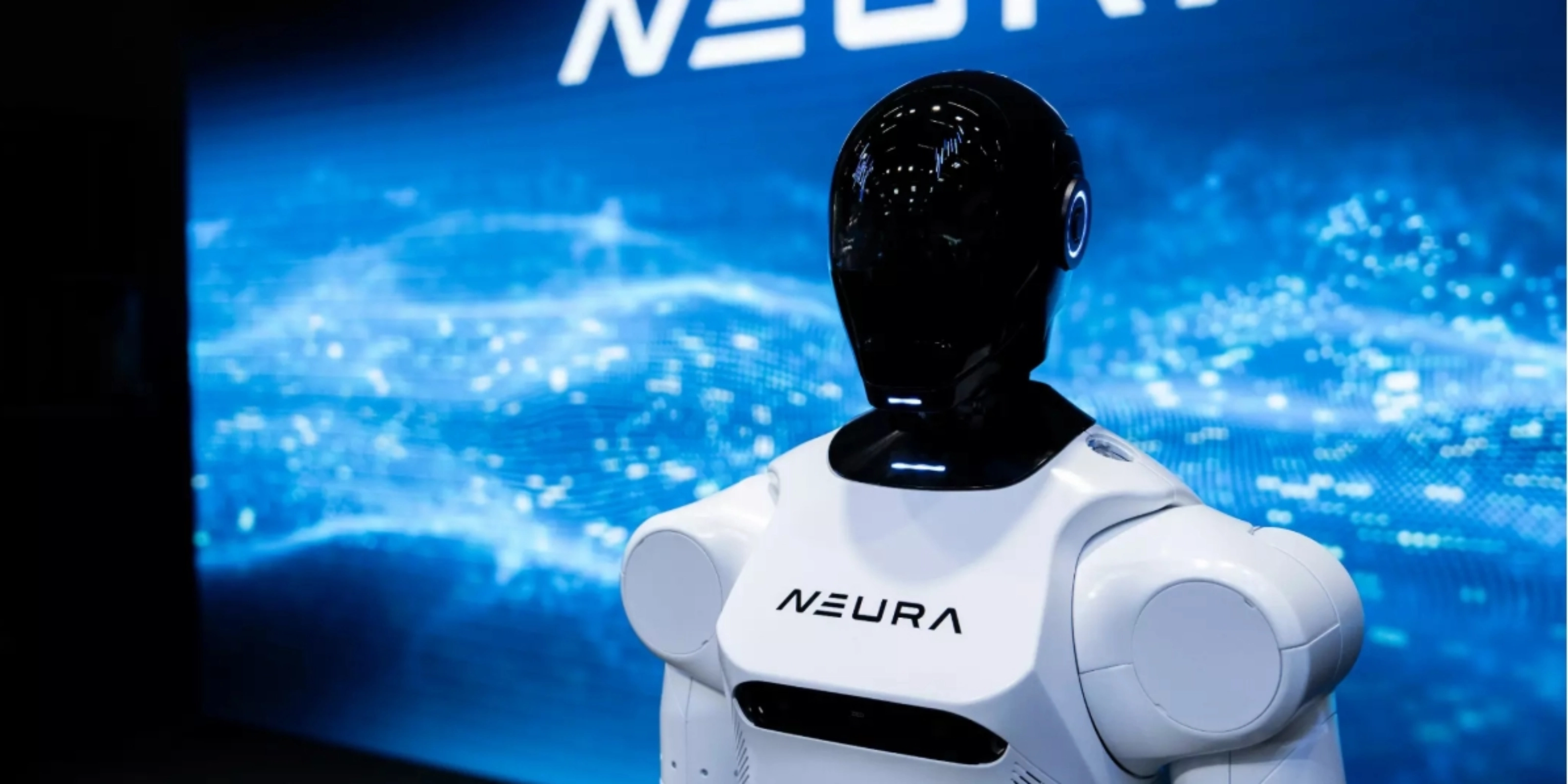 Humanoider Roboter mit schwarzem Kopf und weißem Körper vor NEURA-Logo und digitalem Hintergrund.