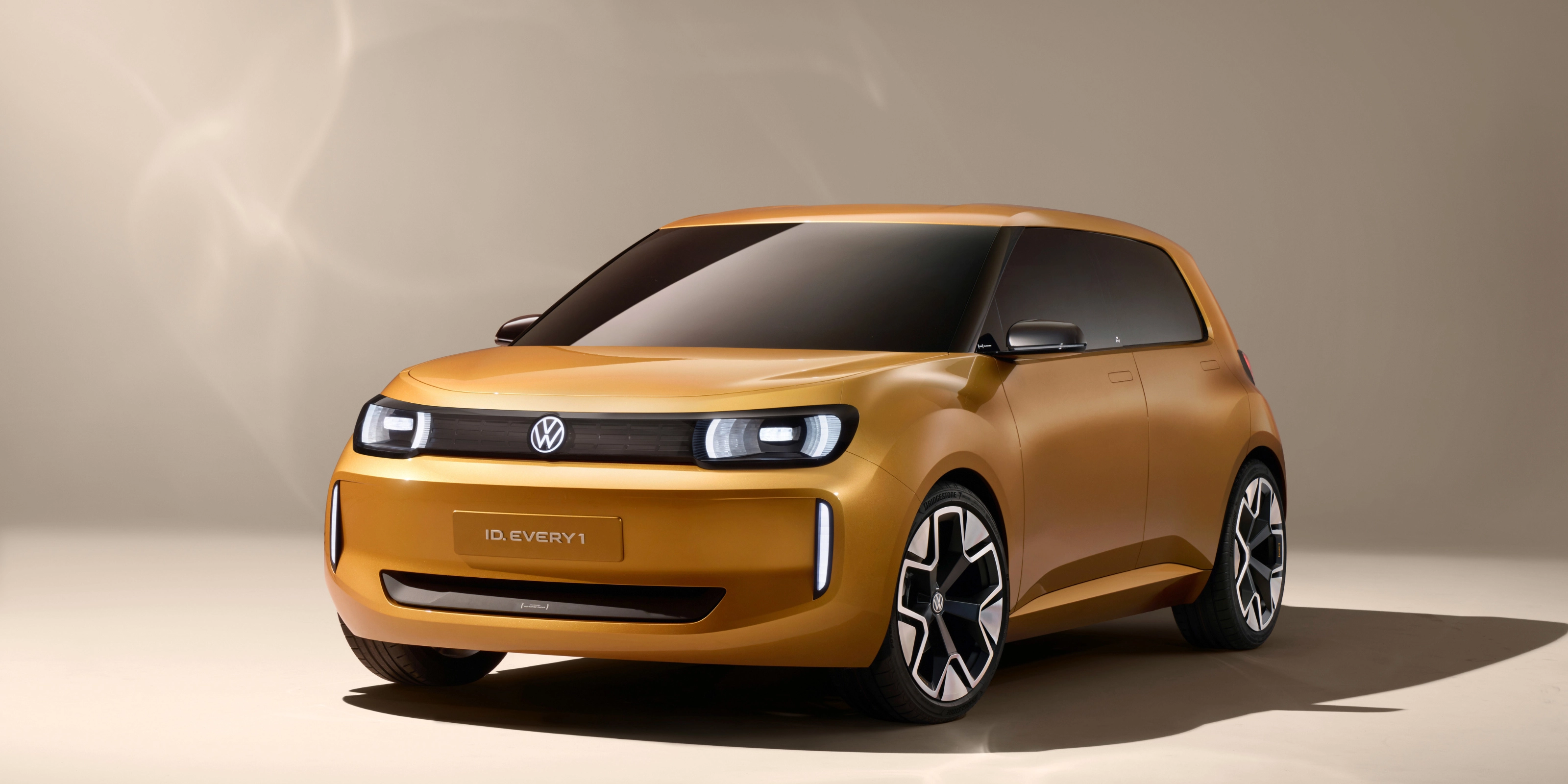 Volkswagen ID.2 Konzeptfahrzeug in Gelb, von vorn links im Studio gezeigt.