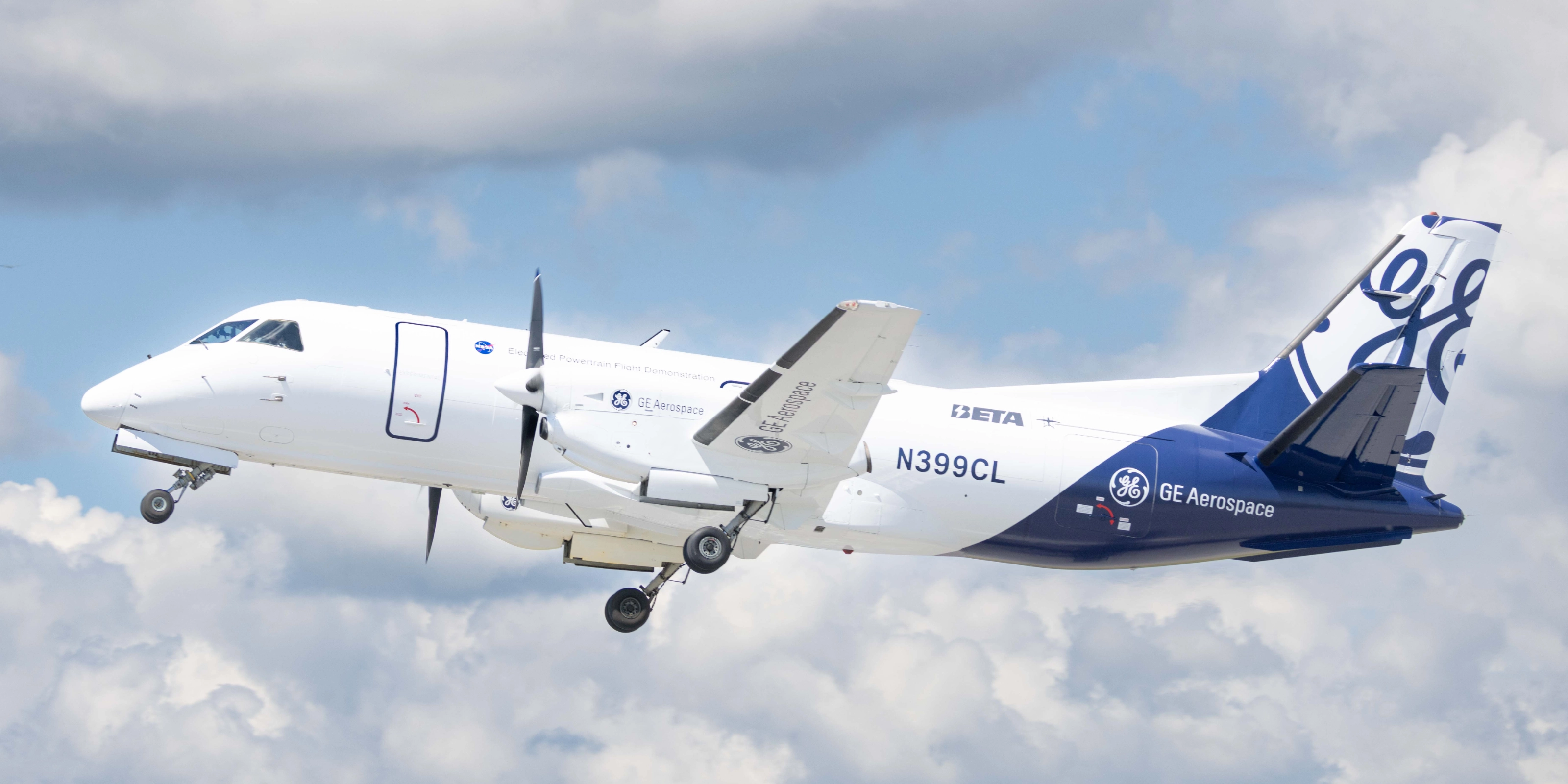 Elektroflugzeug von GE Aerospace im Flug mit ausgefahrenem Fahrwerk
