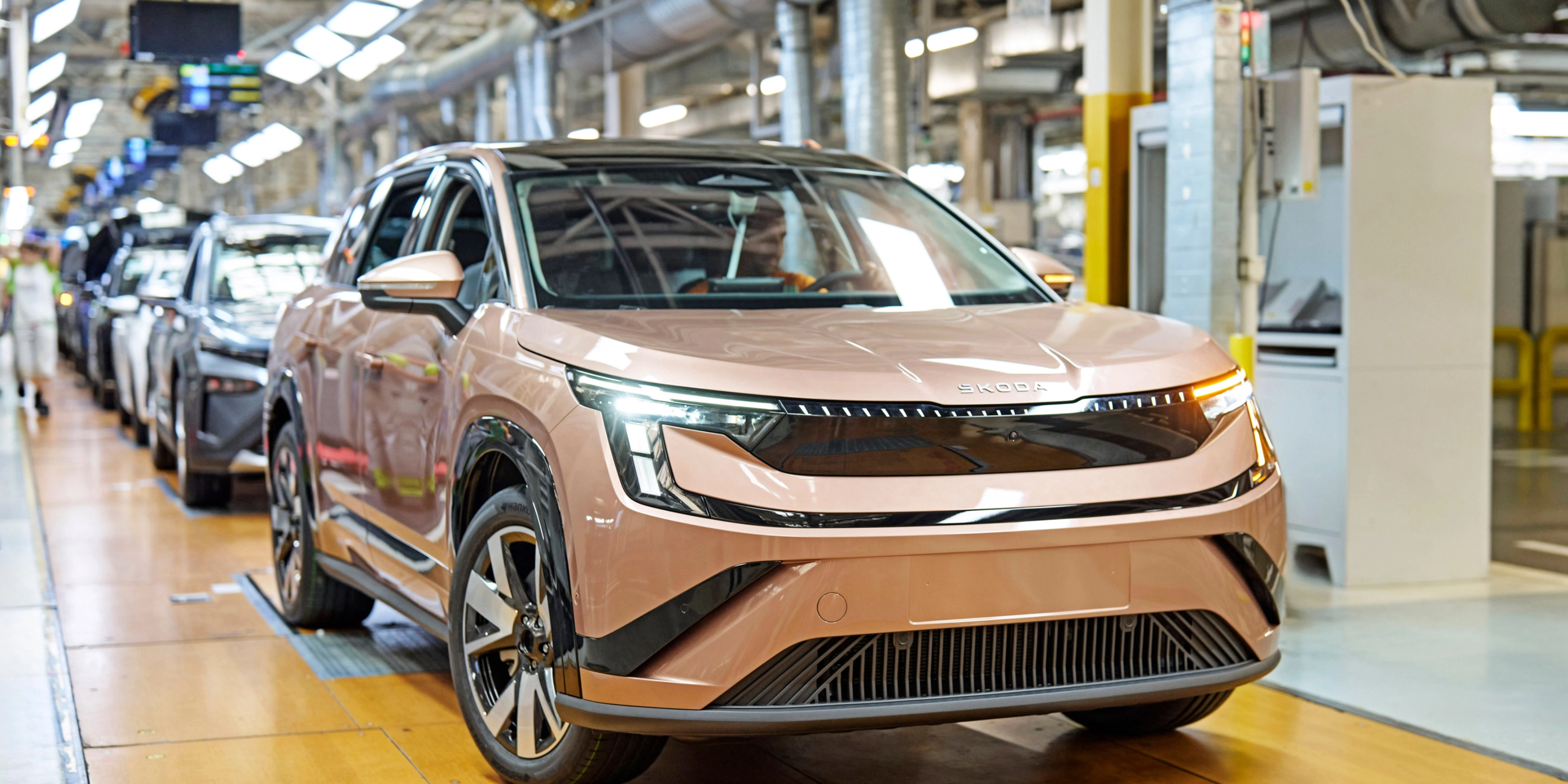 Škoda-Fahrzeuge auf einer Produktionslinie in einer Autofabrik.