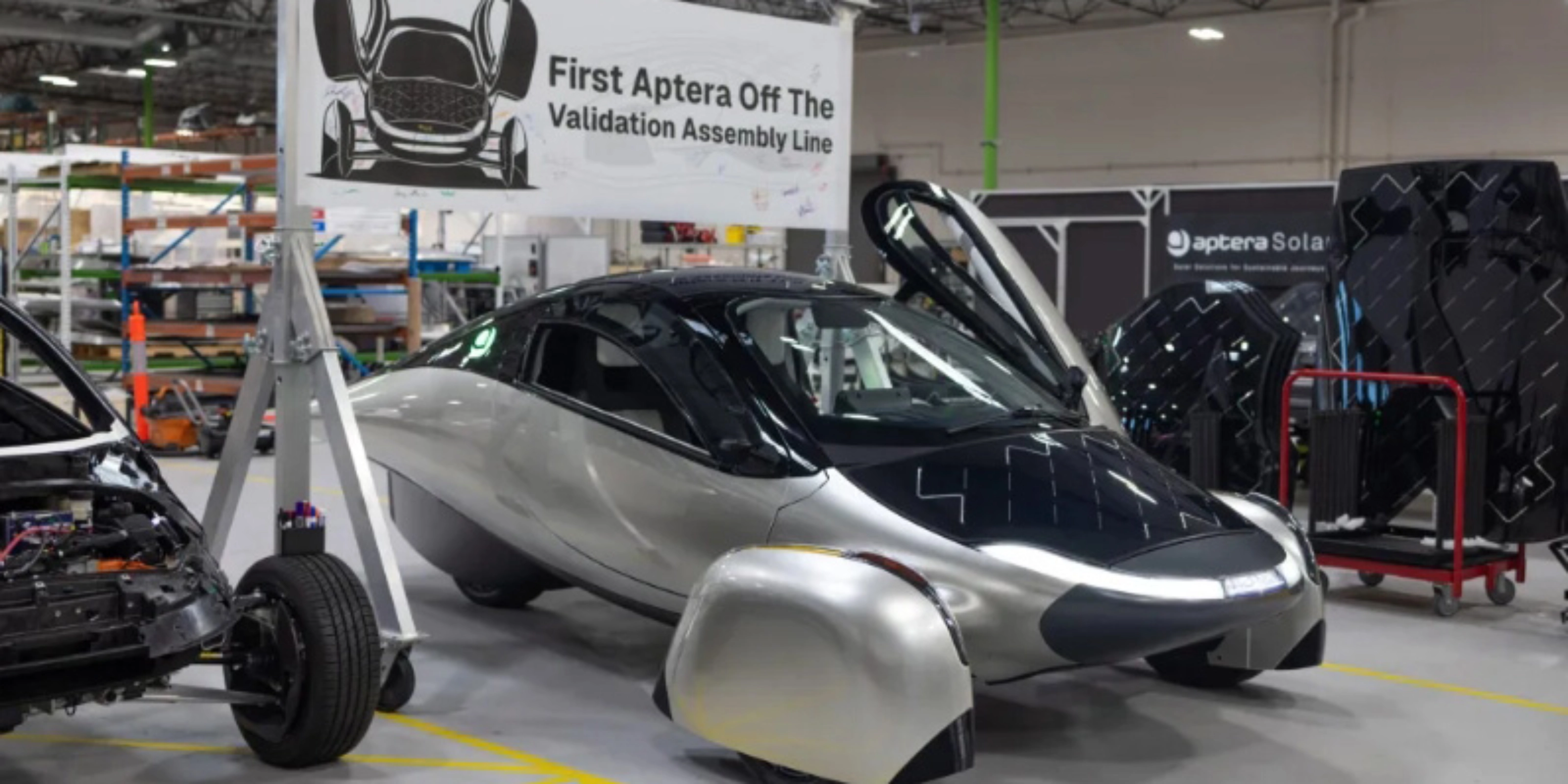 Aptera Solar-Elektrofahrzeug auf einer Montagelinie in einer Fabrik.
