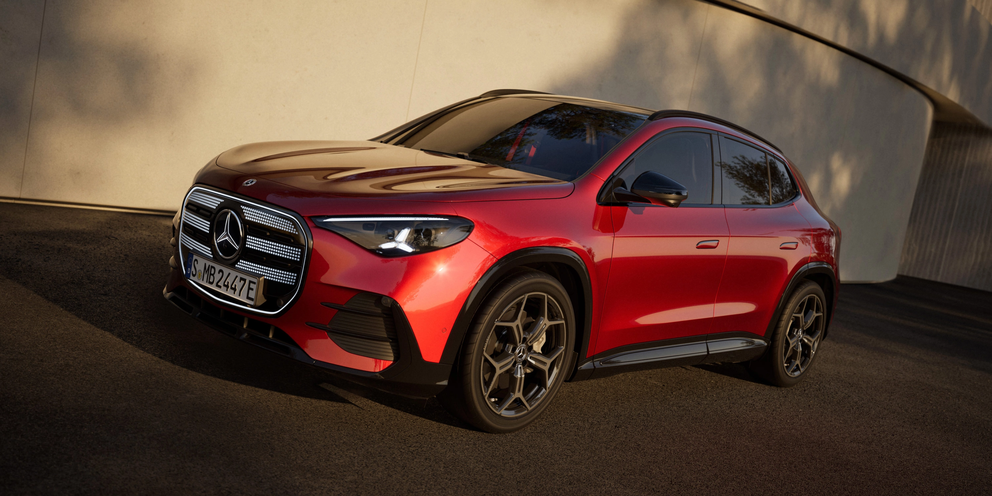 Roter Mercedes-Benz SUV neben einem Gebäude