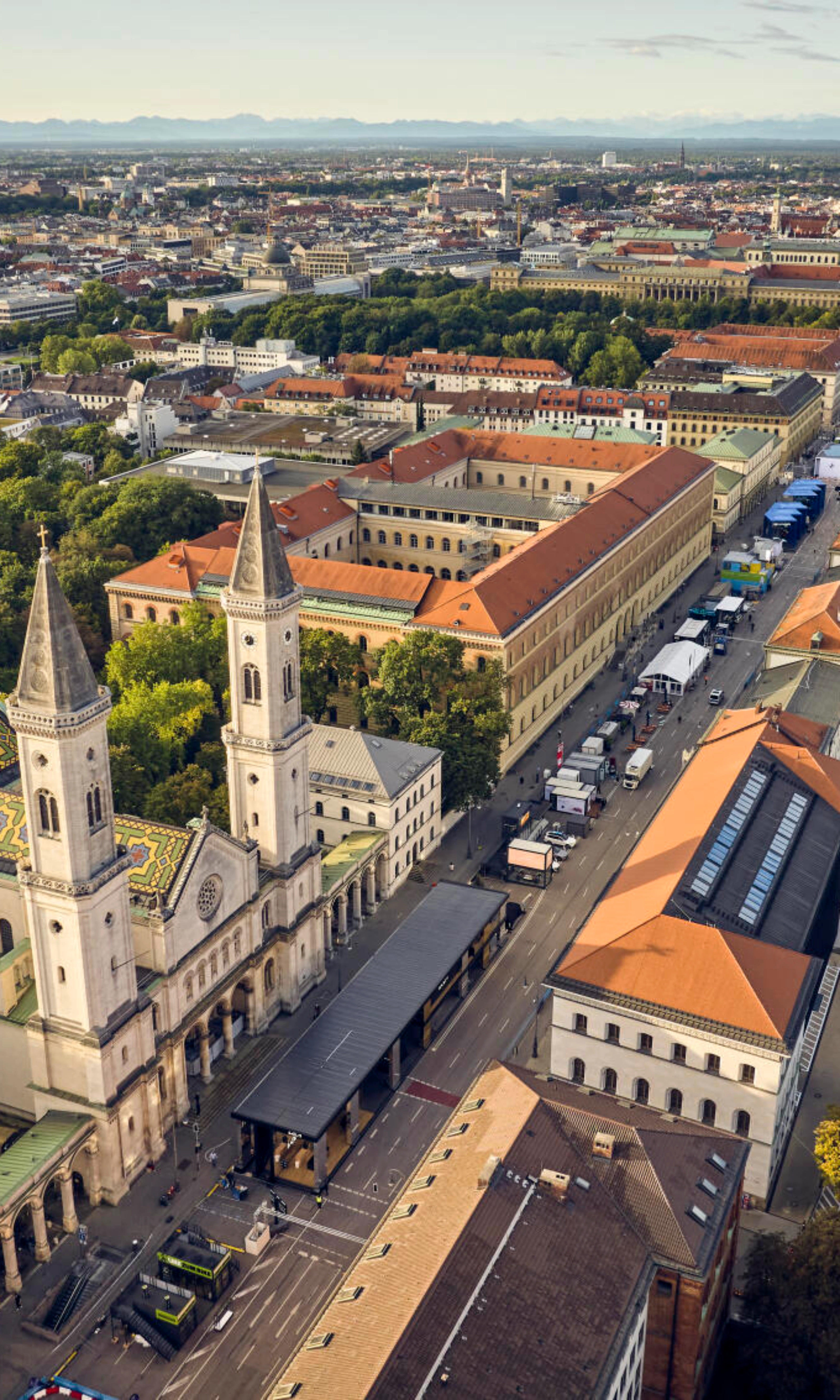 Luftaufnahme einer Stadt mit einer großen Kirche und einer langen Hauptstraße.