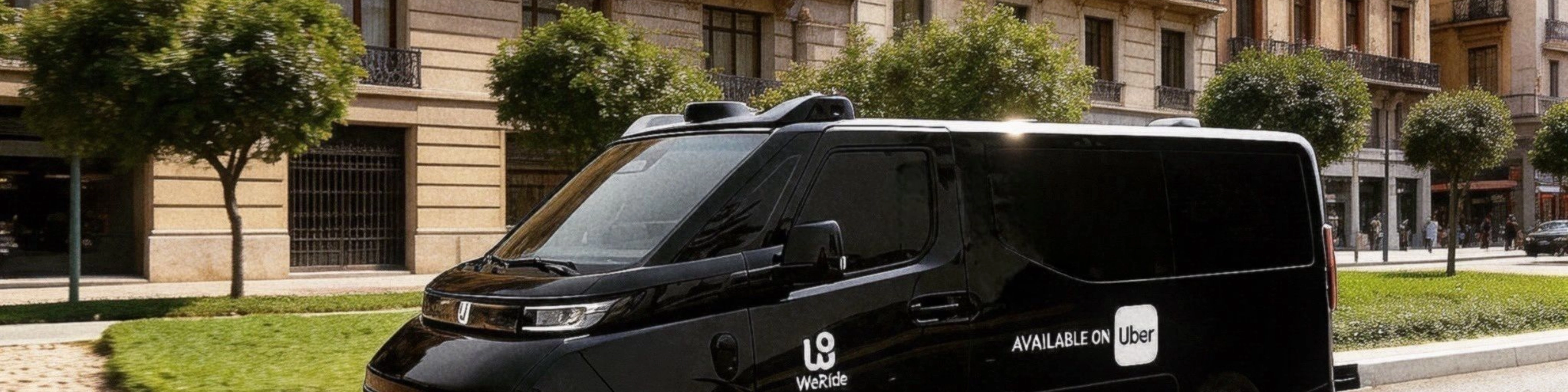 Schwarzer WeRide Van, verfügbar über Uber, fährt durch eine Stadtstraße.