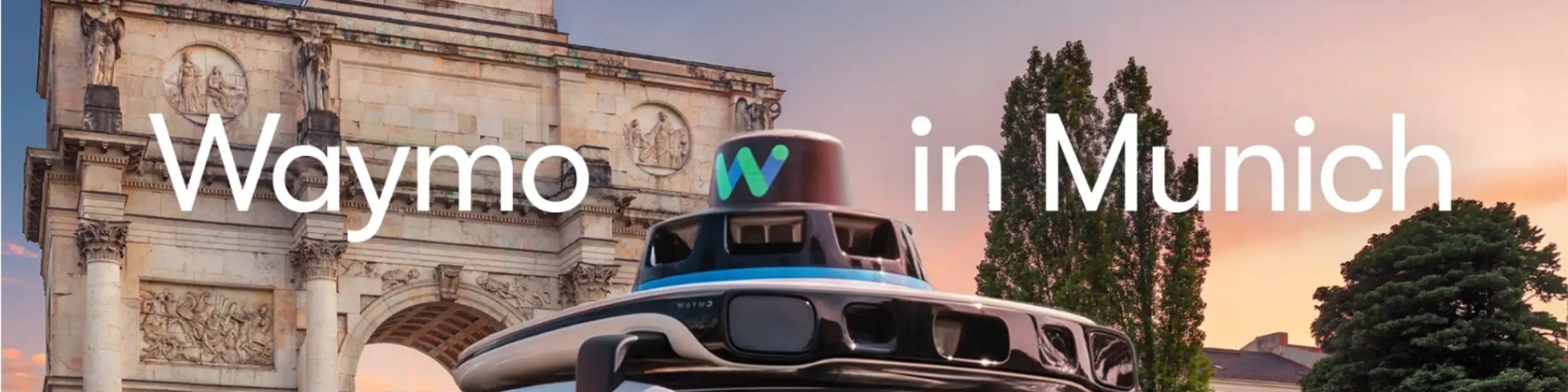 Autonomes Waymo Fahrzeug mit Dachsensoren vor einem Münchner Wahrzeichen.