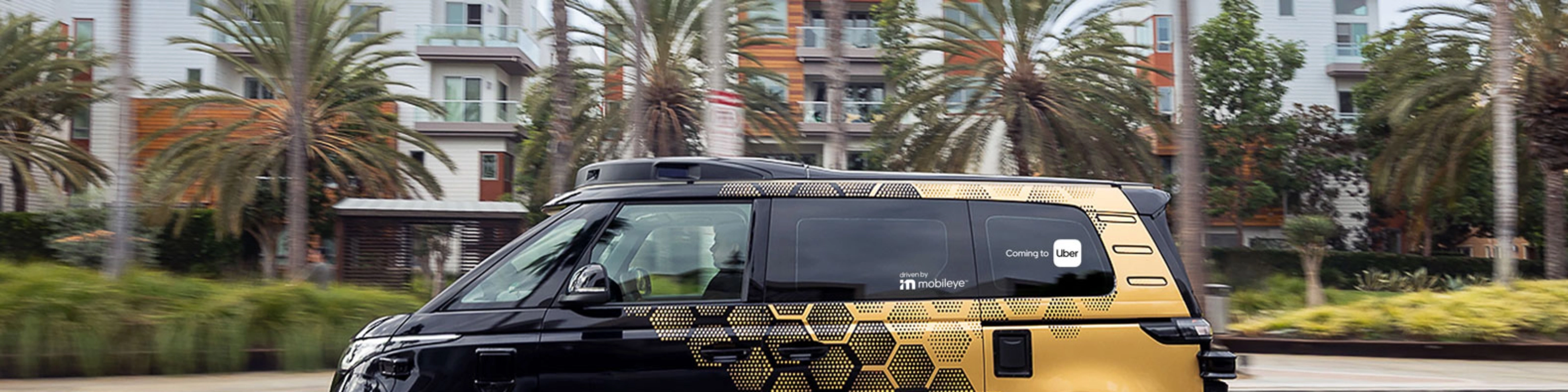 MOIA Elektro Shuttle fährt auf einer Straße mit Palmen