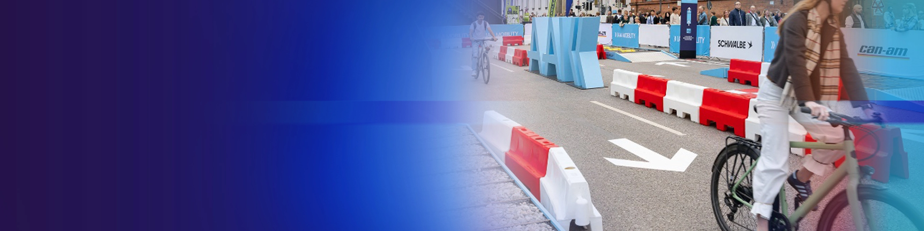 Werbebanner mit Radfahrer auf einem Testparcours im Freien.