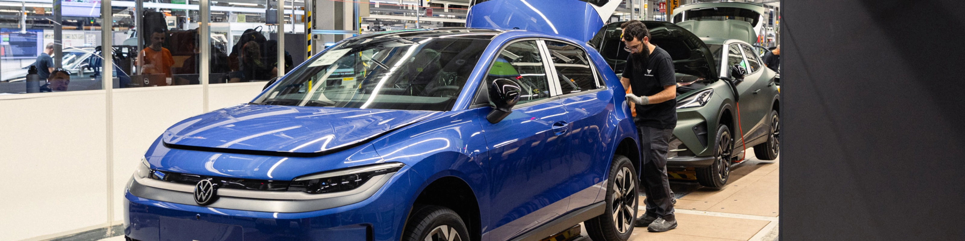 Volkswagen Fahrzeuge in automatisierter Fertigung im Werk.