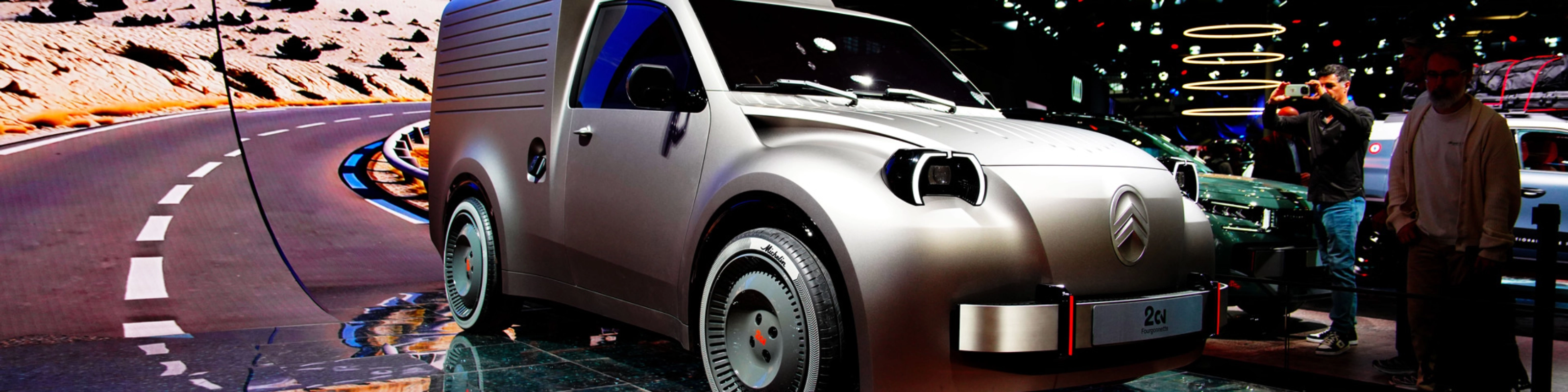 Citroën-Konzeptauto auf dem Pariser Autosalon mit Besuchern und einer Wüstenkulisse.