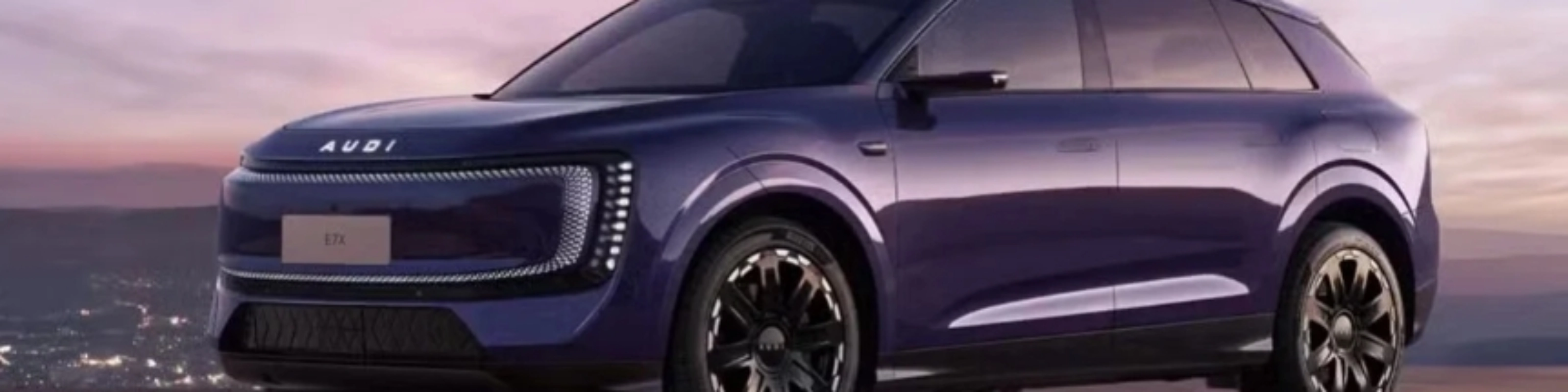 Violetter AUDI-SUV steht vor einer Küstenlandschaft.