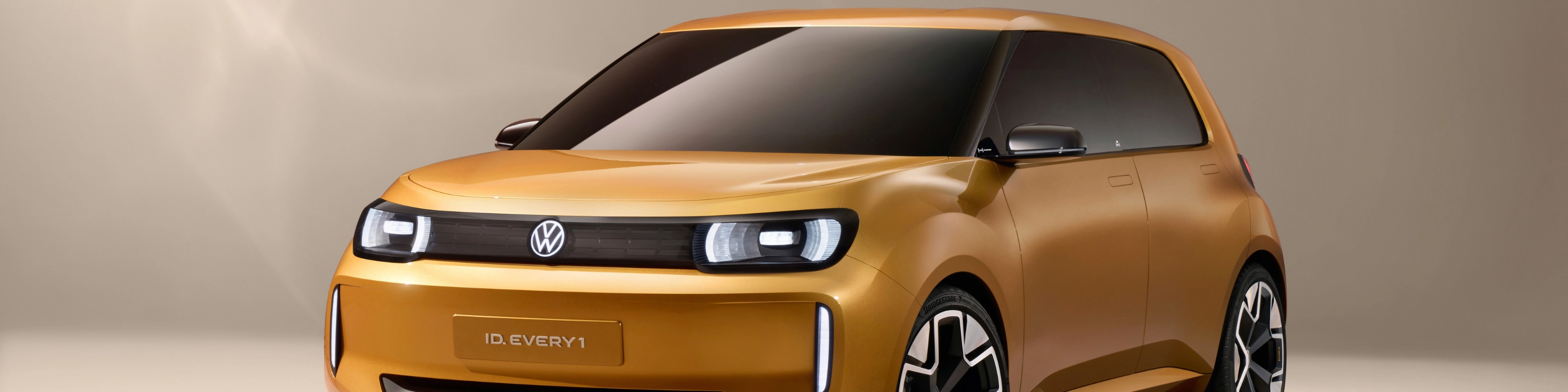 Volkswagen ID.2 Konzeptfahrzeug in Gelb, von vorn links im Studio gezeigt.