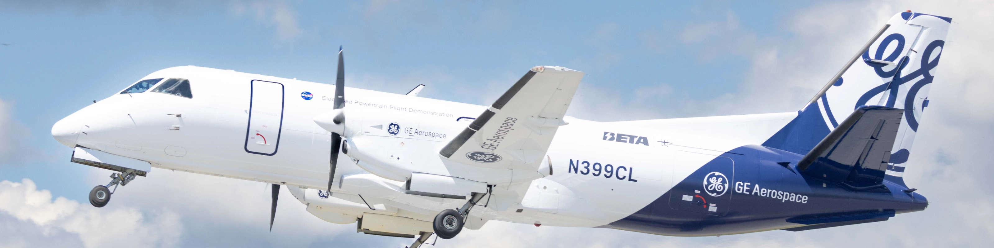 Elektroflugzeug von GE Aerospace im Flug mit ausgefahrenem Fahrwerk
