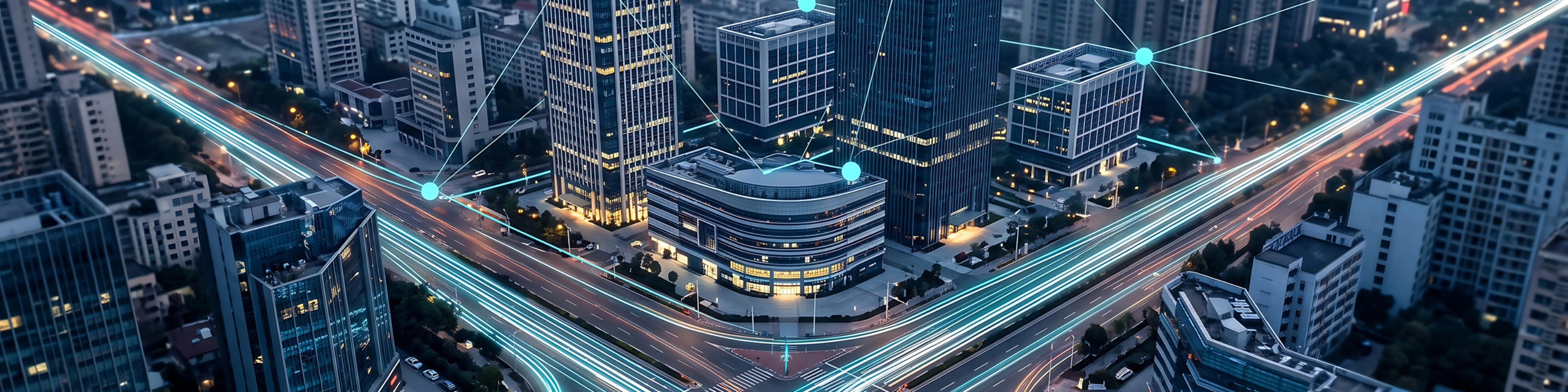 Smart City mit vernetzten Hochhäusern, digitalen Netzwerken und beleuchteten Verkehrswegen.