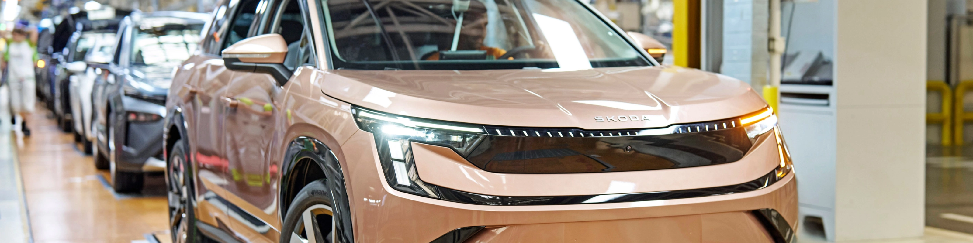 Škoda-Fahrzeuge auf einer Produktionslinie in einer Autofabrik.
