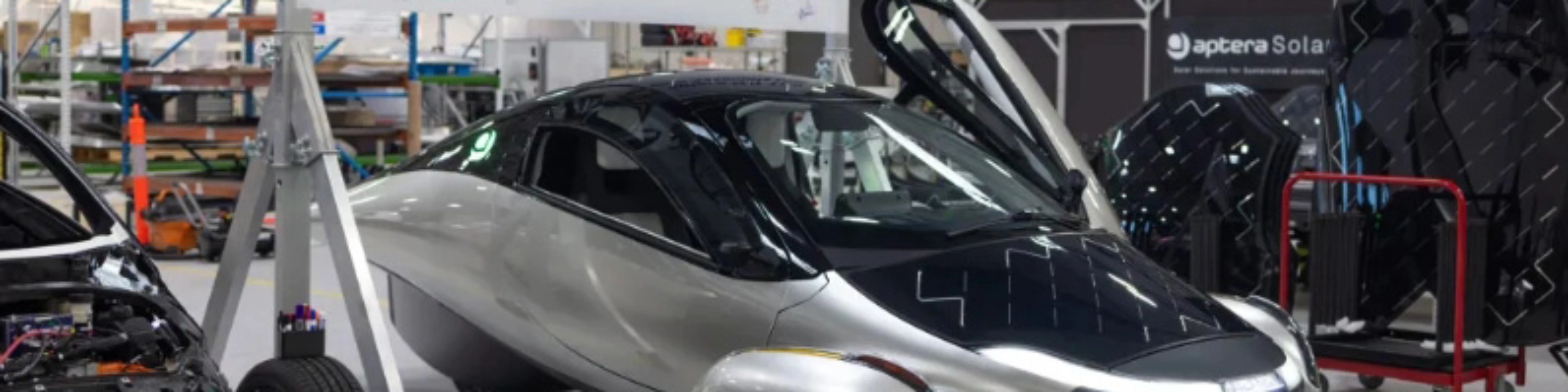 Aptera Solar-Elektrofahrzeug auf einer Montagelinie in einer Fabrik.