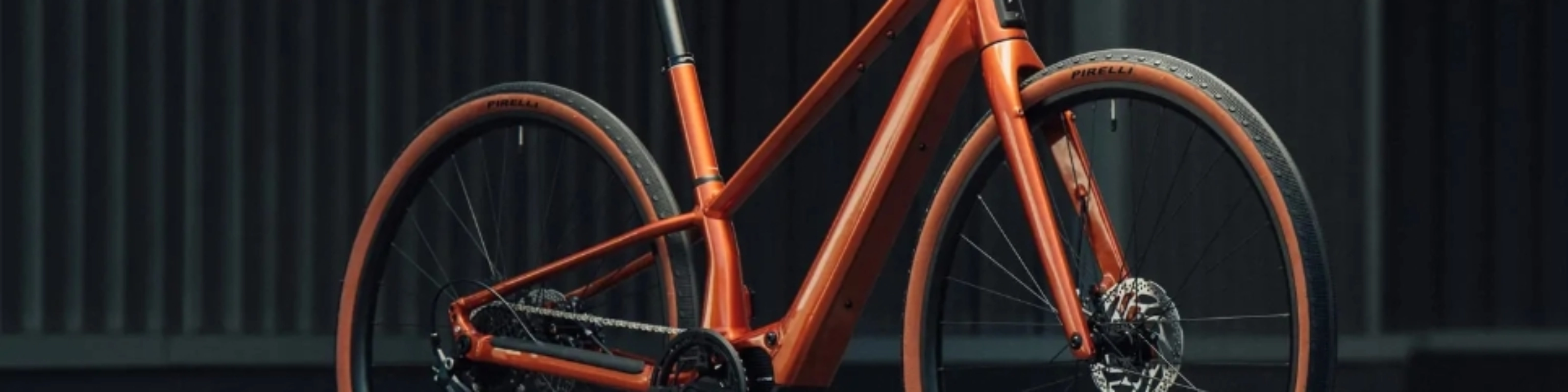 Orbea E-Bike in einer Studioumgebung präsentiert.