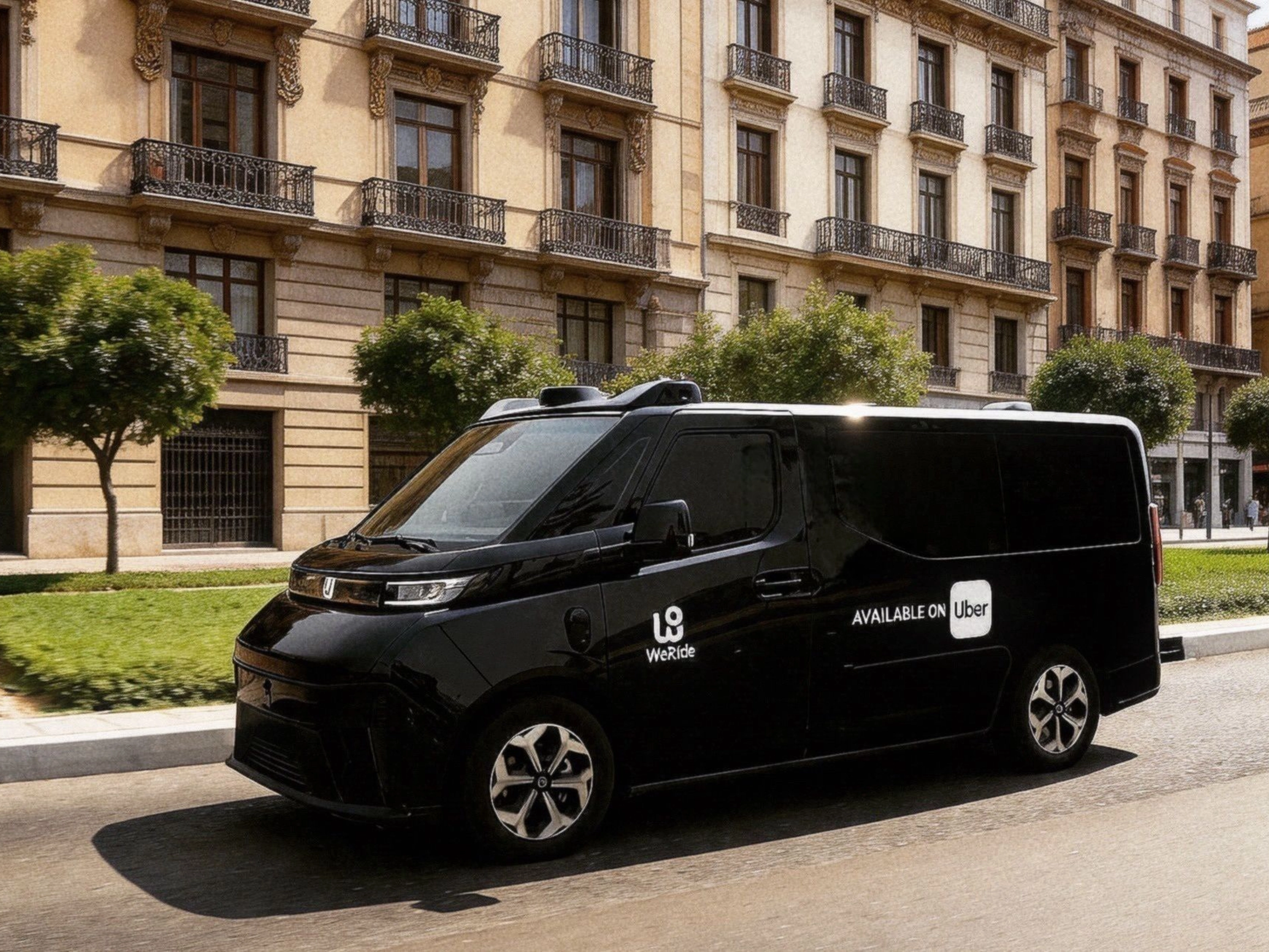 Schwarzer WeRide Van, verfügbar über Uber, fährt durch eine Stadtstraße.