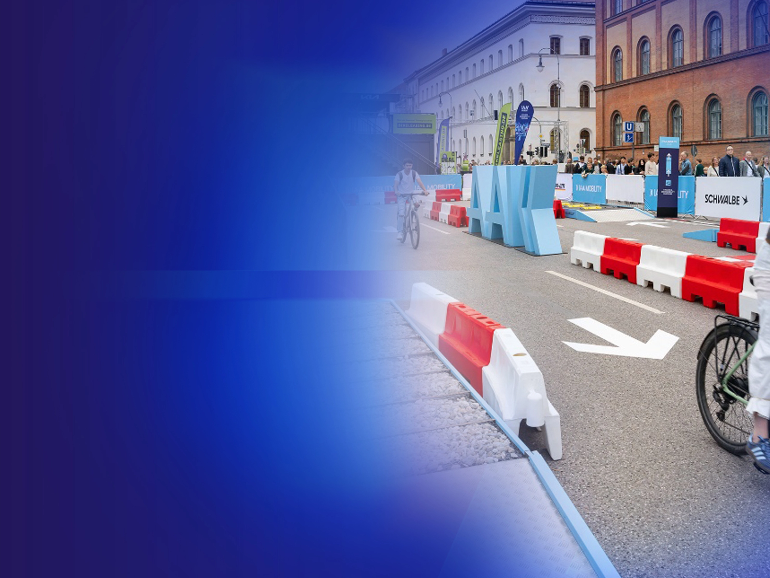Werbebanner mit Radfahrer auf einem Testparcours im Freien.