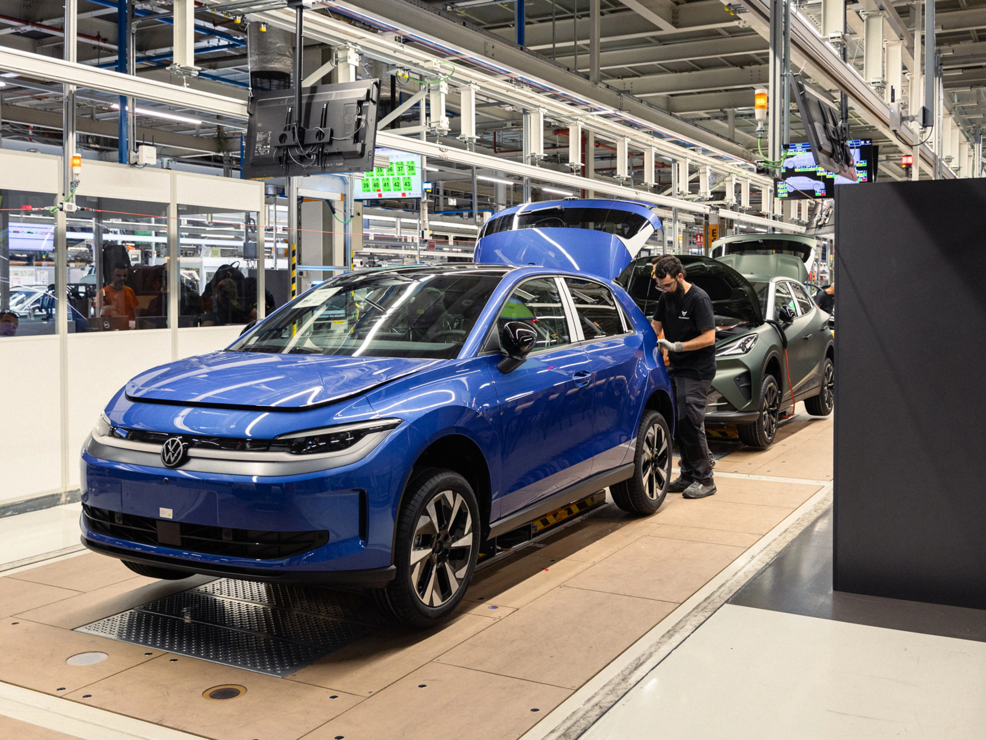 Volkswagen Fahrzeuge in automatisierter Fertigung im Werk.