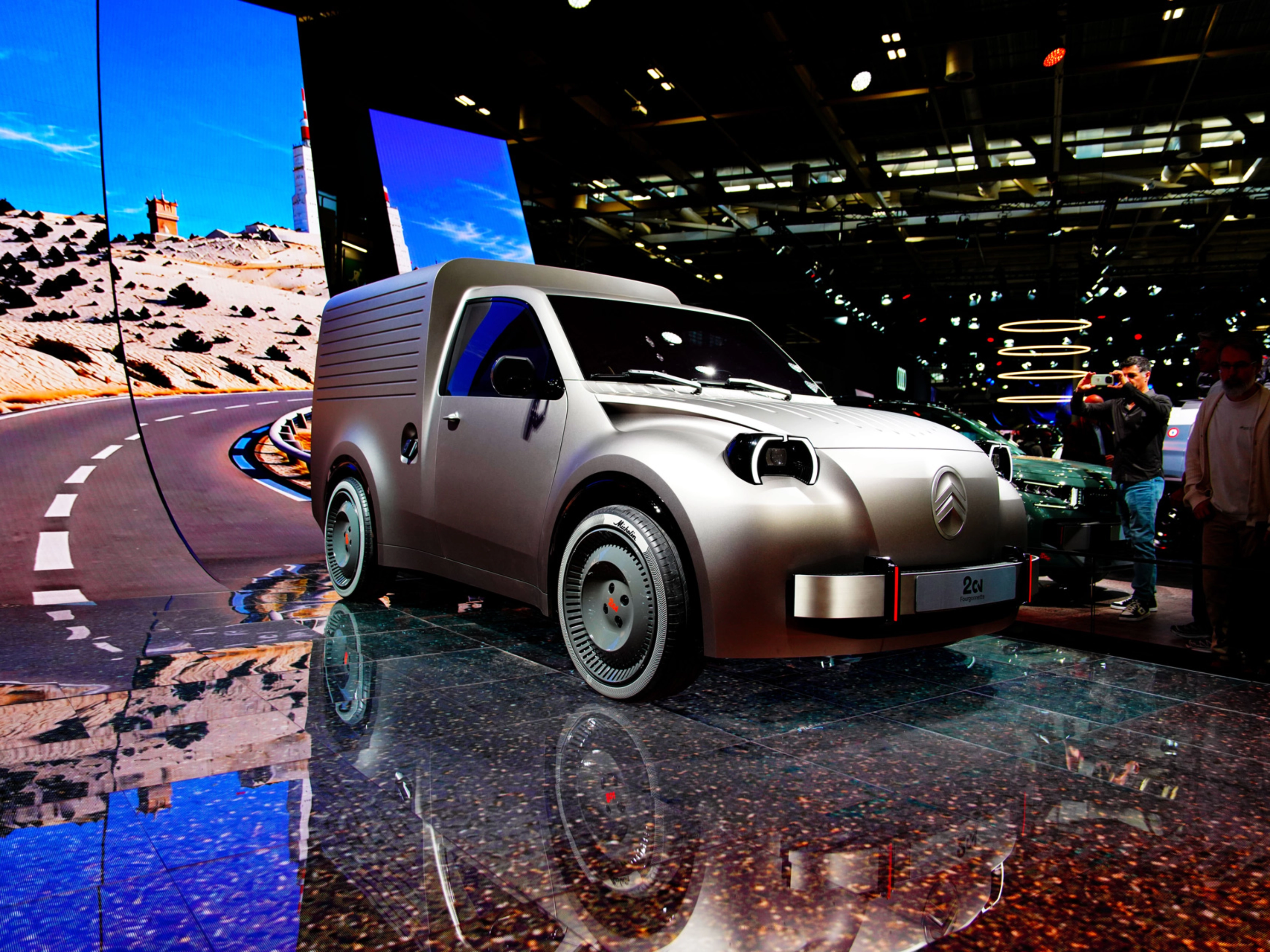 Citroën-Konzeptauto auf dem Pariser Autosalon mit Besuchern und einer Wüstenkulisse.