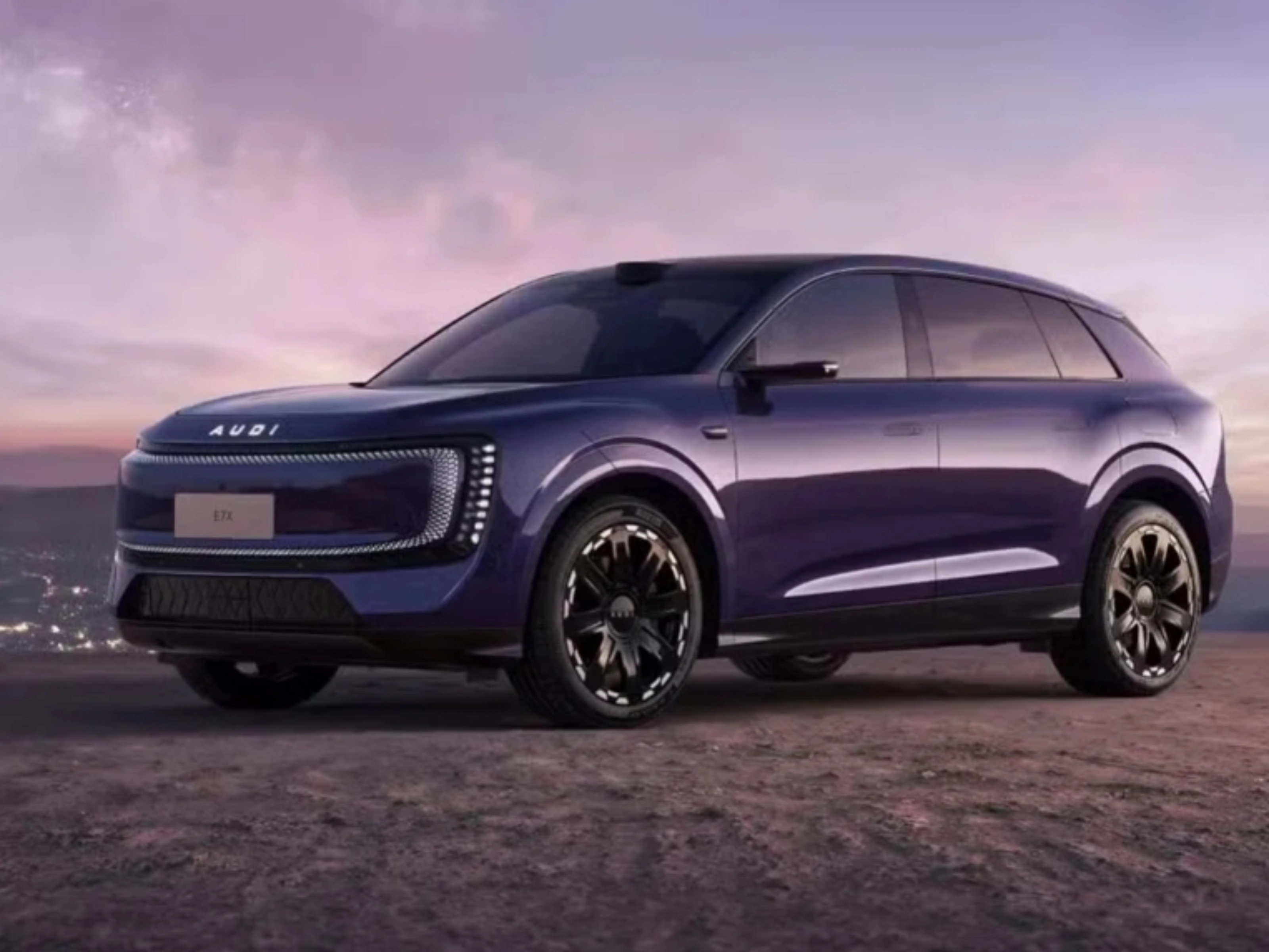 Violetter AUDI-SUV steht vor einer Küstenlandschaft.
