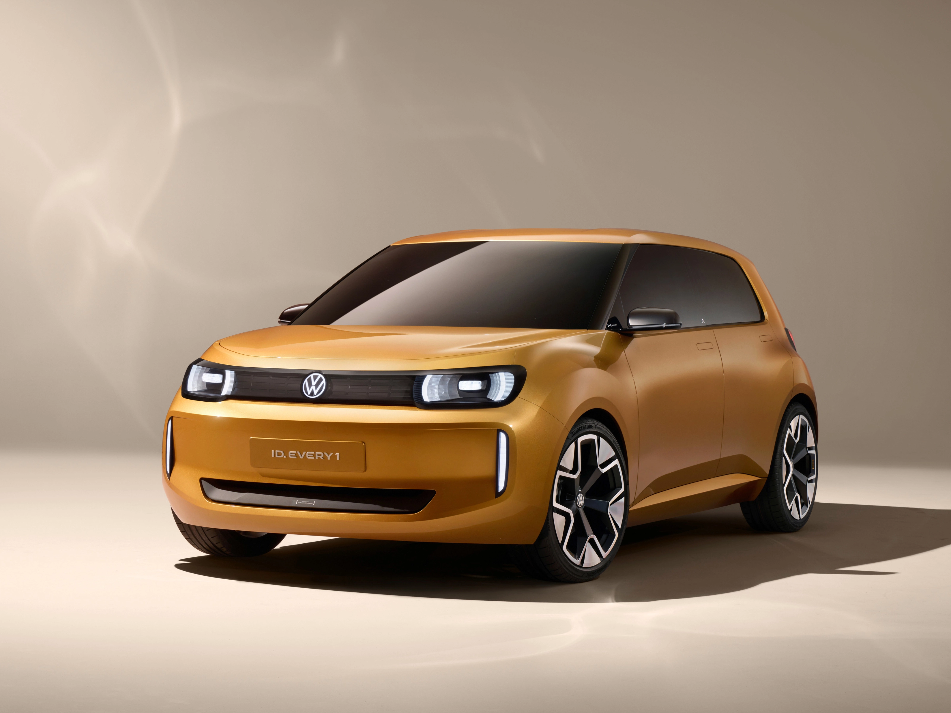 Volkswagen ID.2 Konzeptfahrzeug in Gelb, von vorn links im Studio gezeigt.